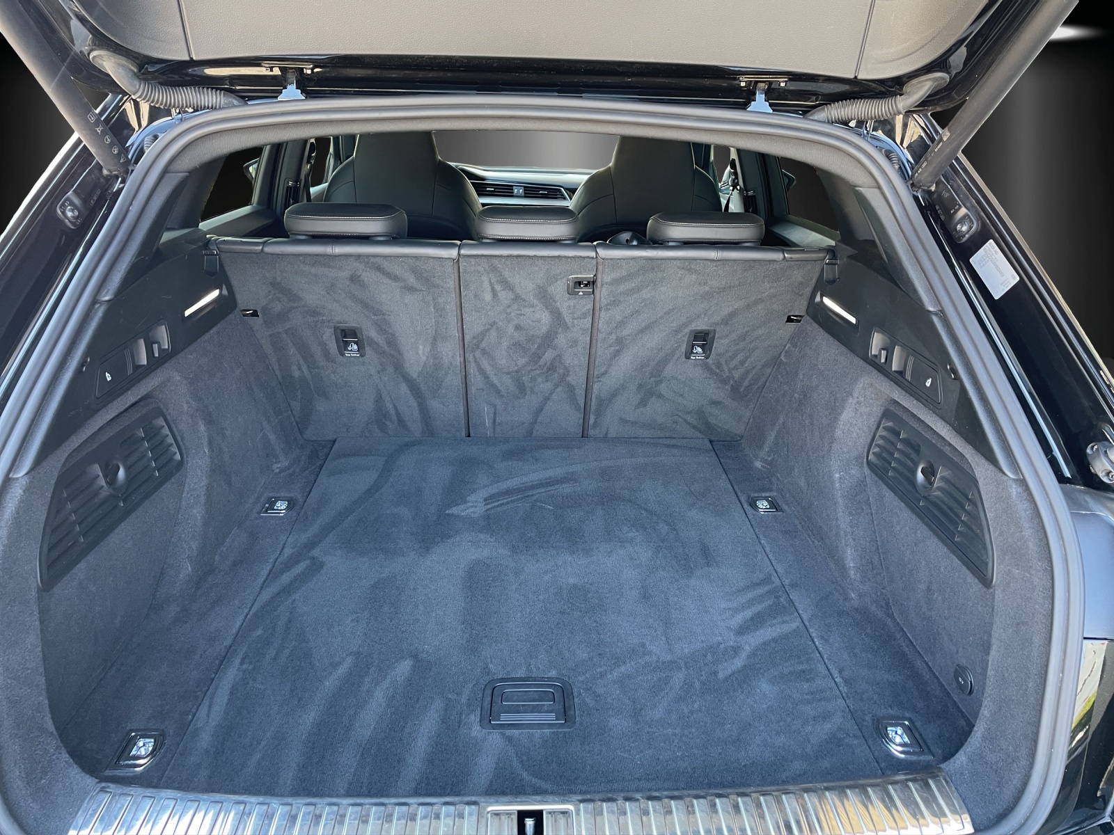 AUDI e-tron S quattro-image-6