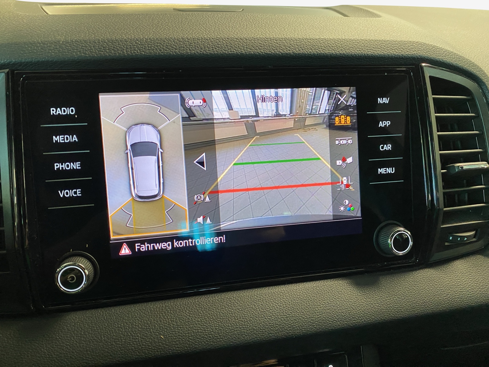 SKODA Karoq 2.0 TSI SportLine 4x4 DSG-image-15