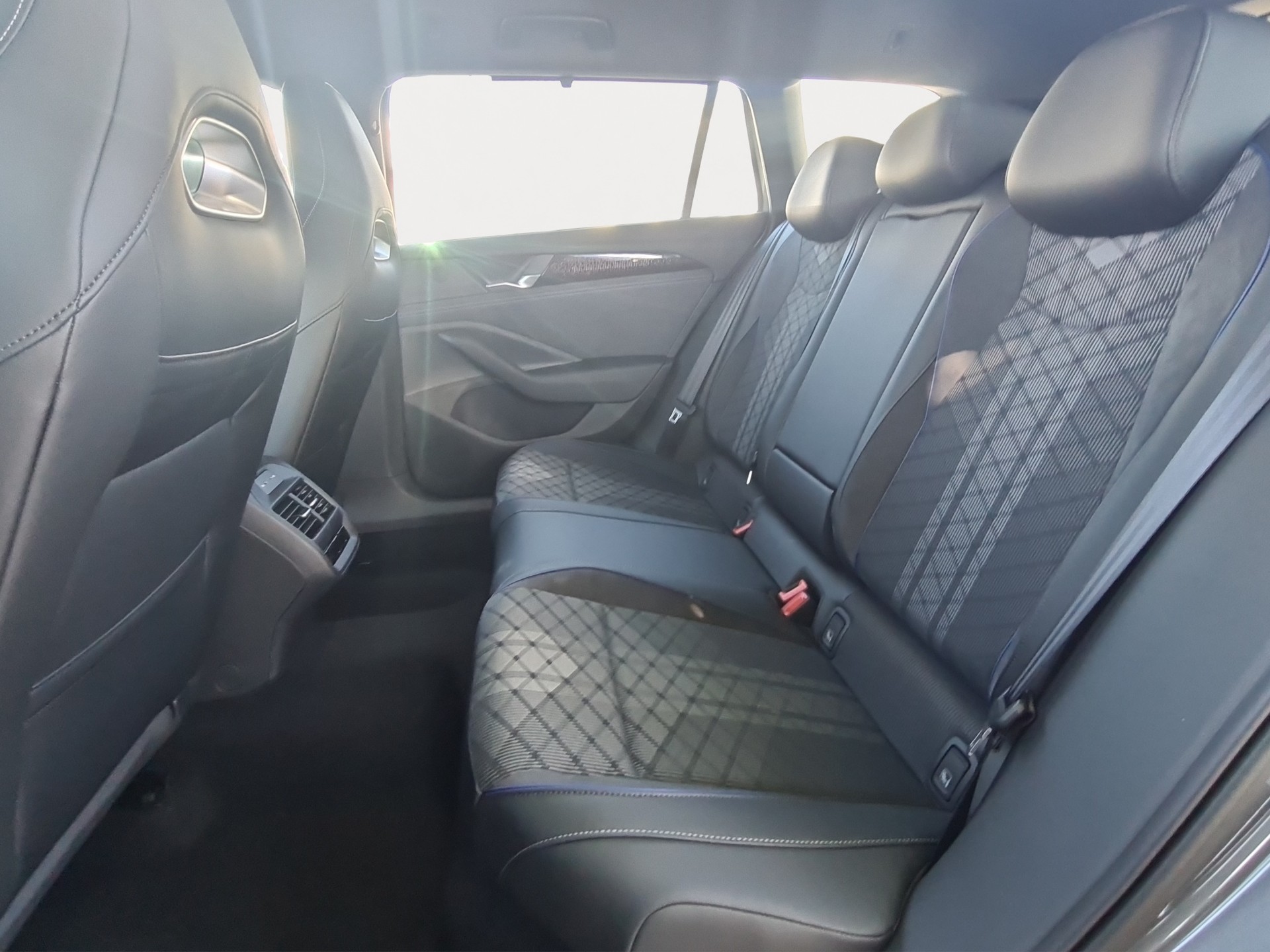 VW Passat Variant 2.0 TDI evo R-Line 4 Motion DSG-image-14