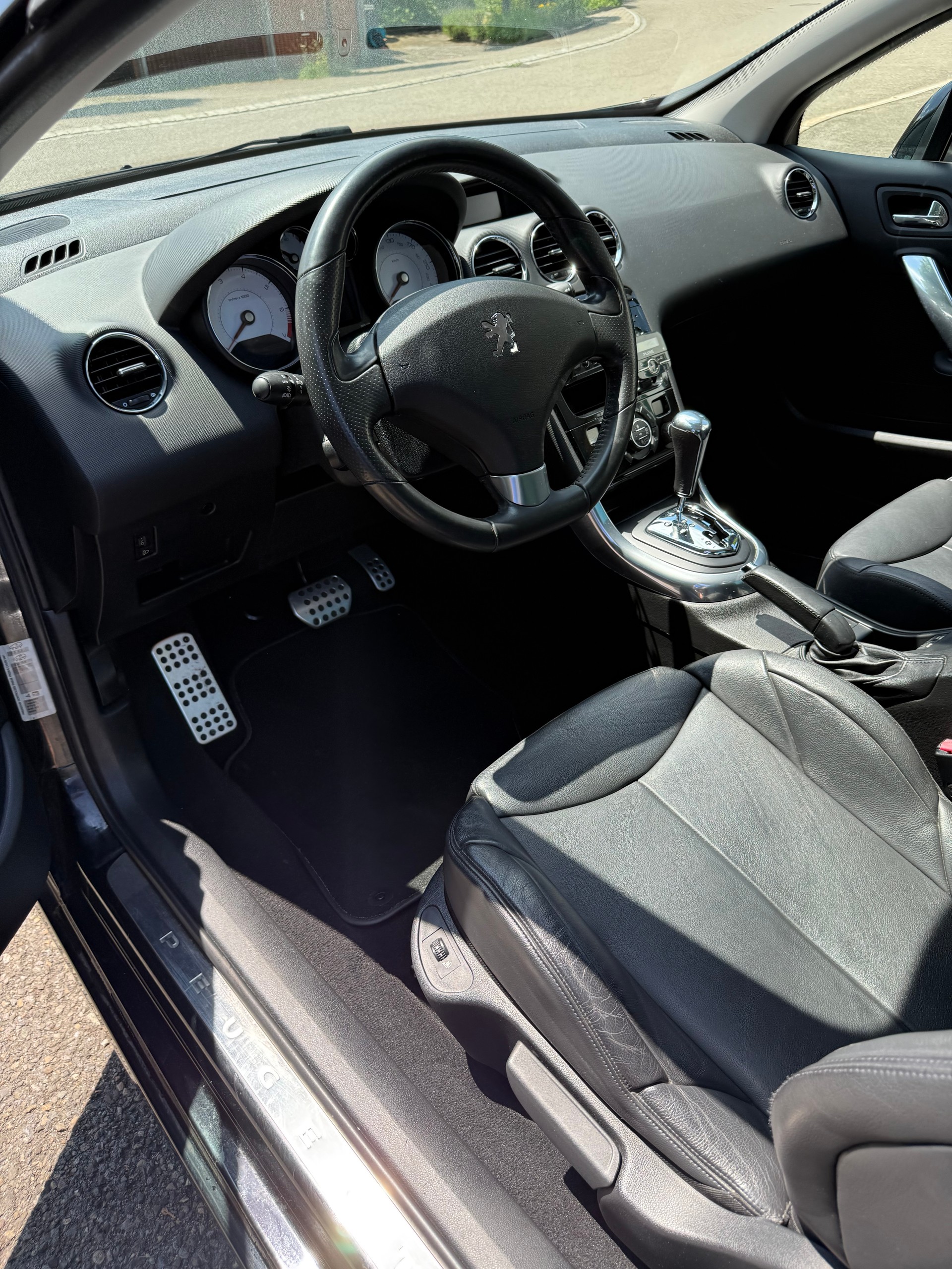 PEUGEOT 308 CC 1.6 16V Turbo Sport Pack Automatic-image-9