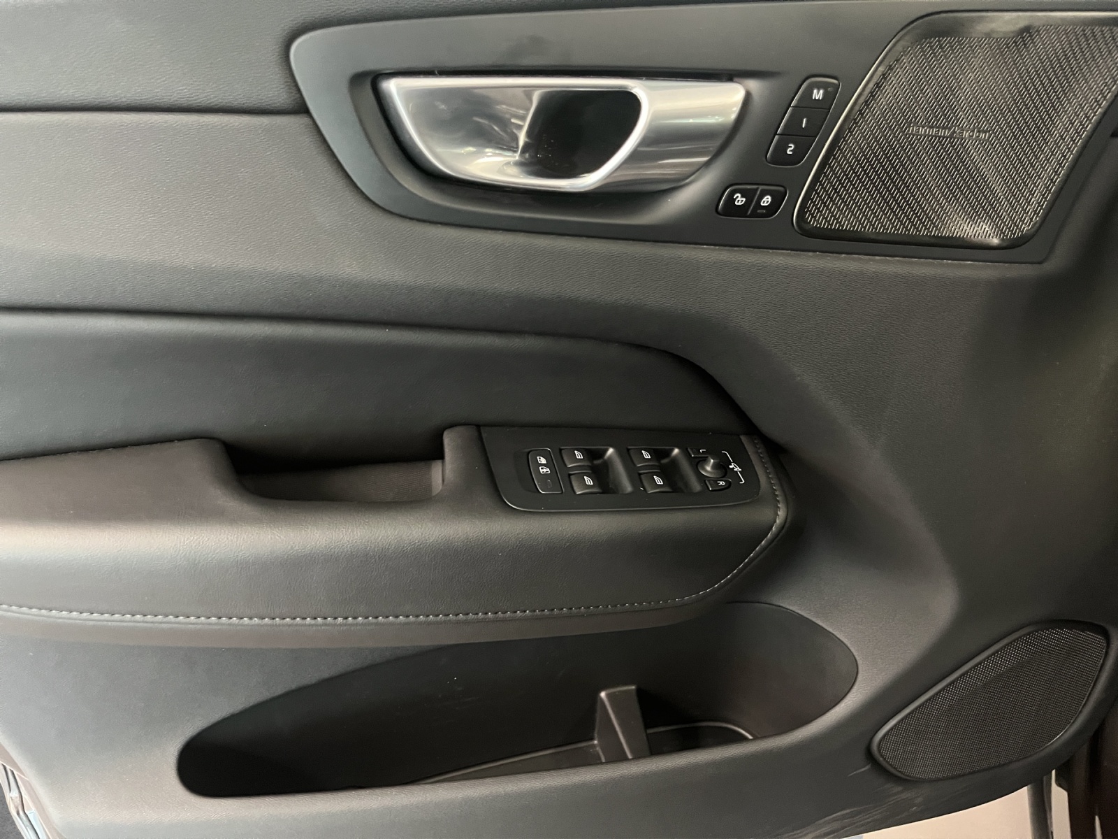VOLVO XC60 T6 eAWD Ultim Dark-image-9