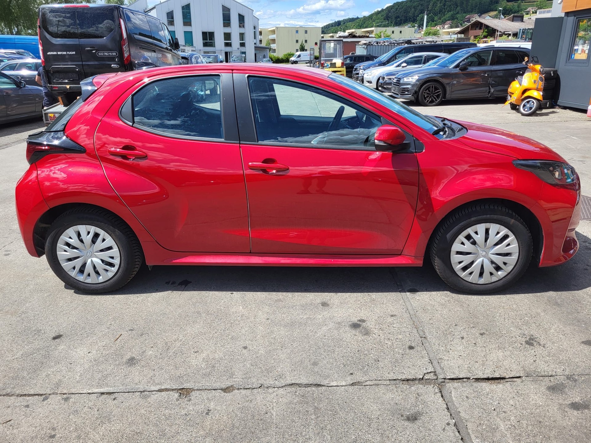 TOYOTA Yaris 1.5 Comfort e-CVT-image-2