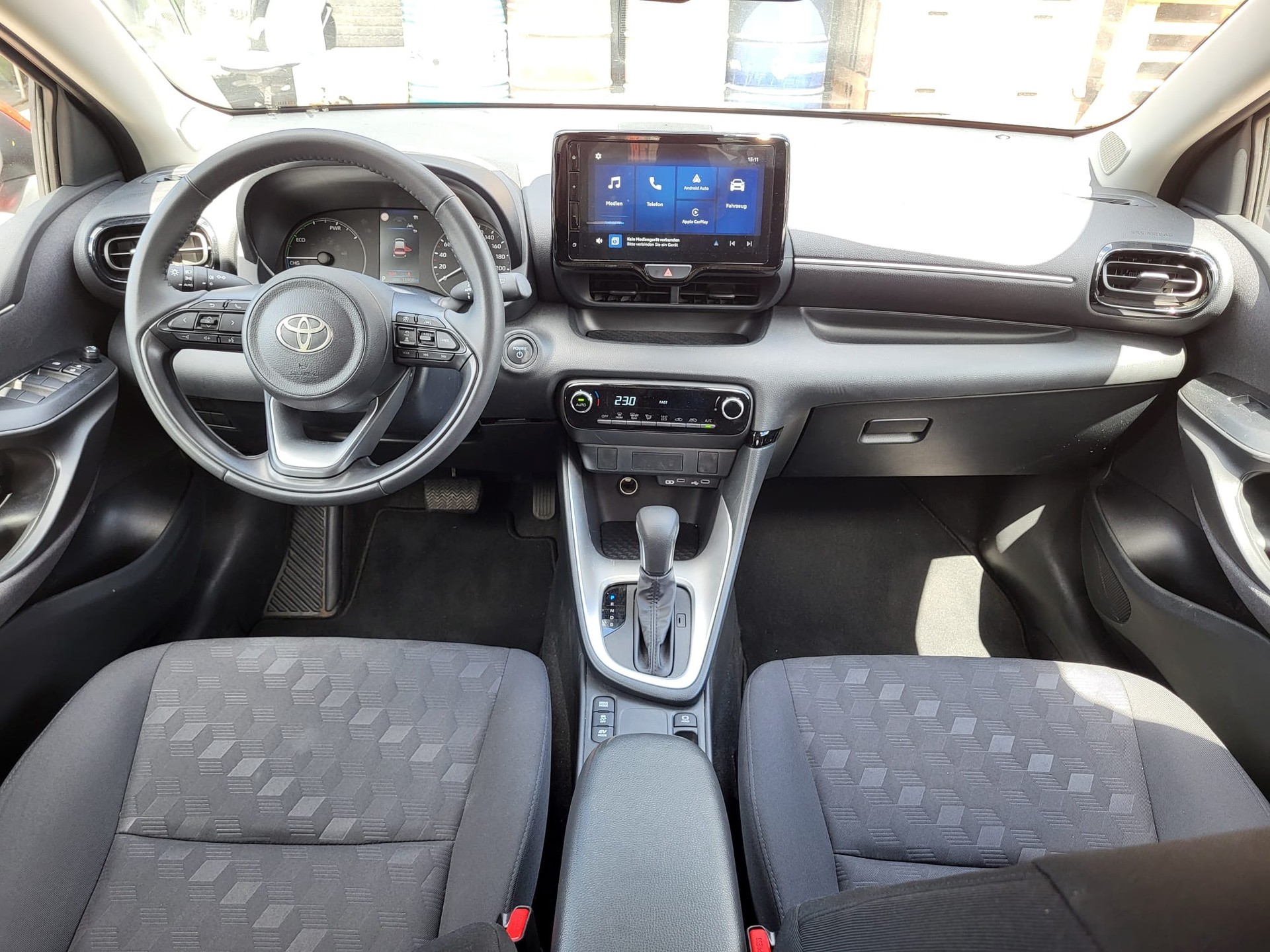 TOYOTA Yaris 1.5 Comfort e-CVT-image-8