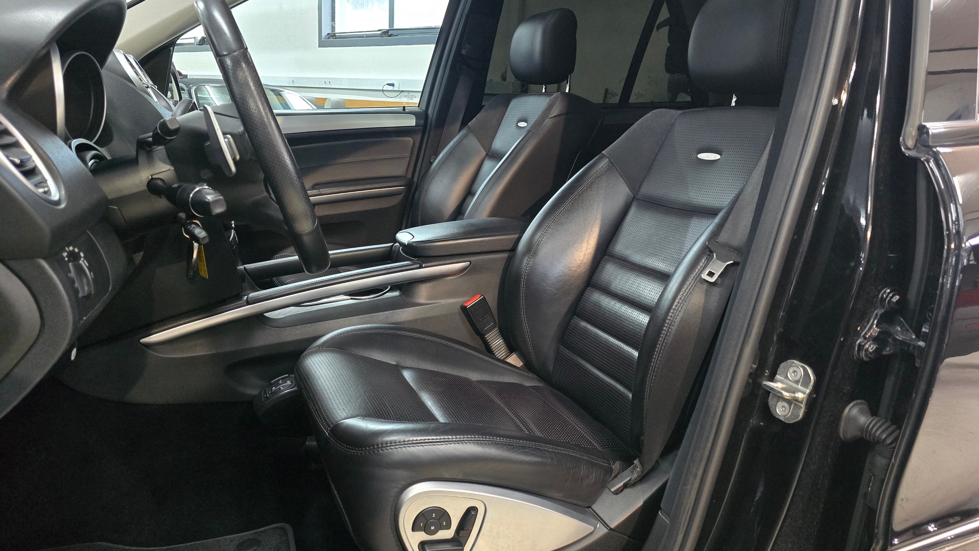 MERCEDES-BENZ ML 63 AMG 4Matic 7G-Tronic-image-18