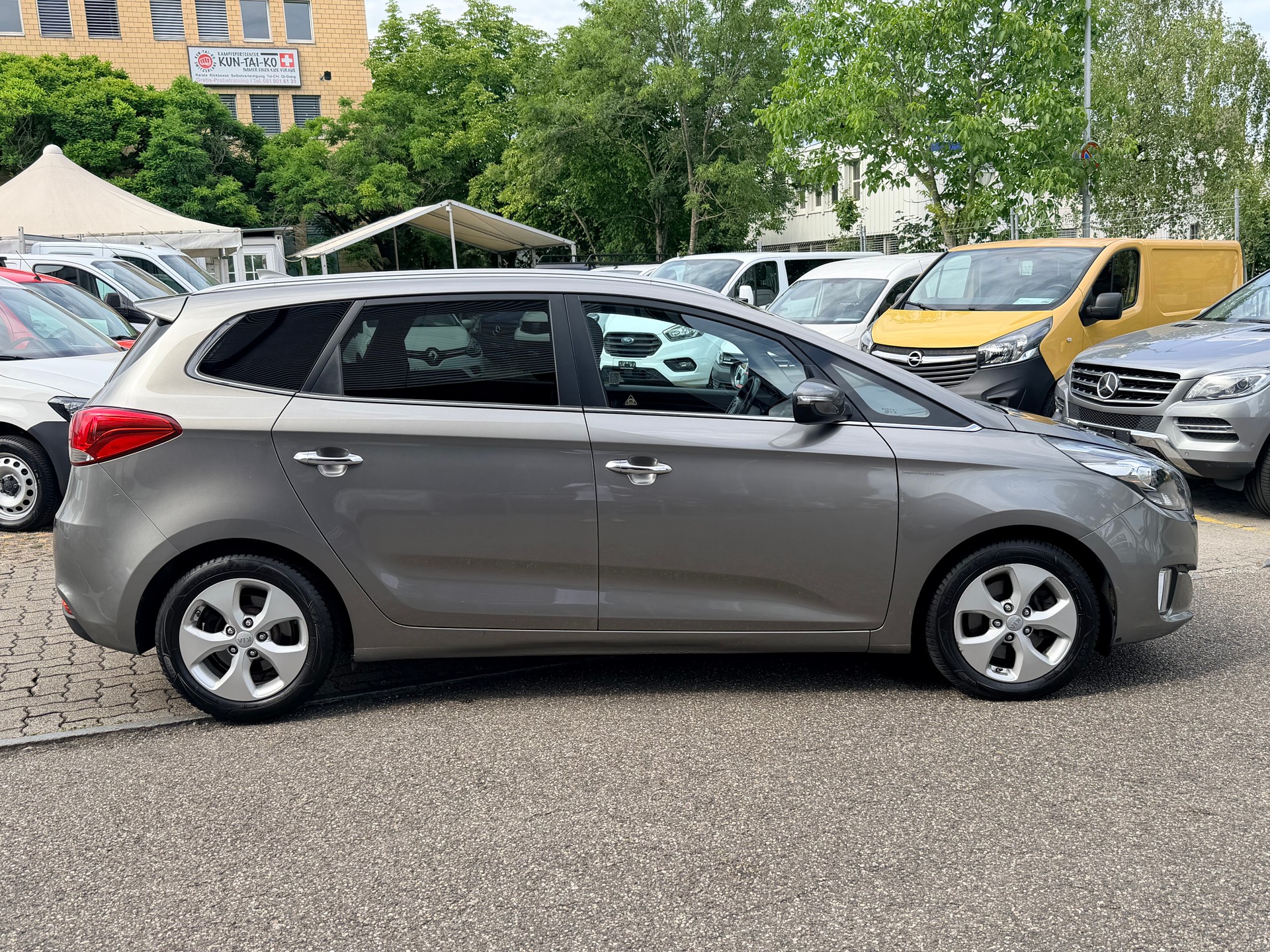 KIA Carens 1.7 CRDi Swiss Eco Edition DCT-image-1
