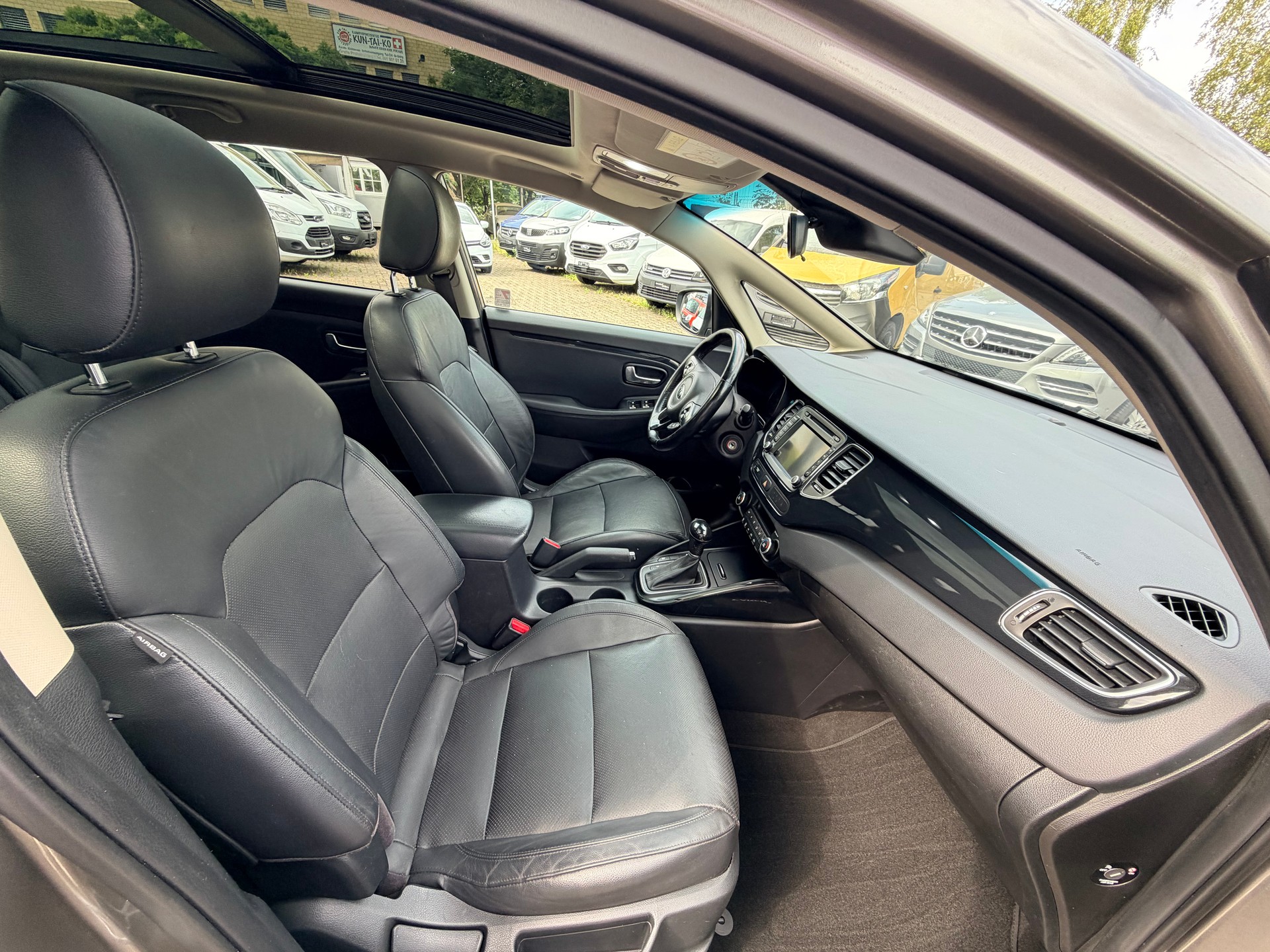 KIA Carens 1.7 CRDi Swiss Eco Edition DCT-image-8