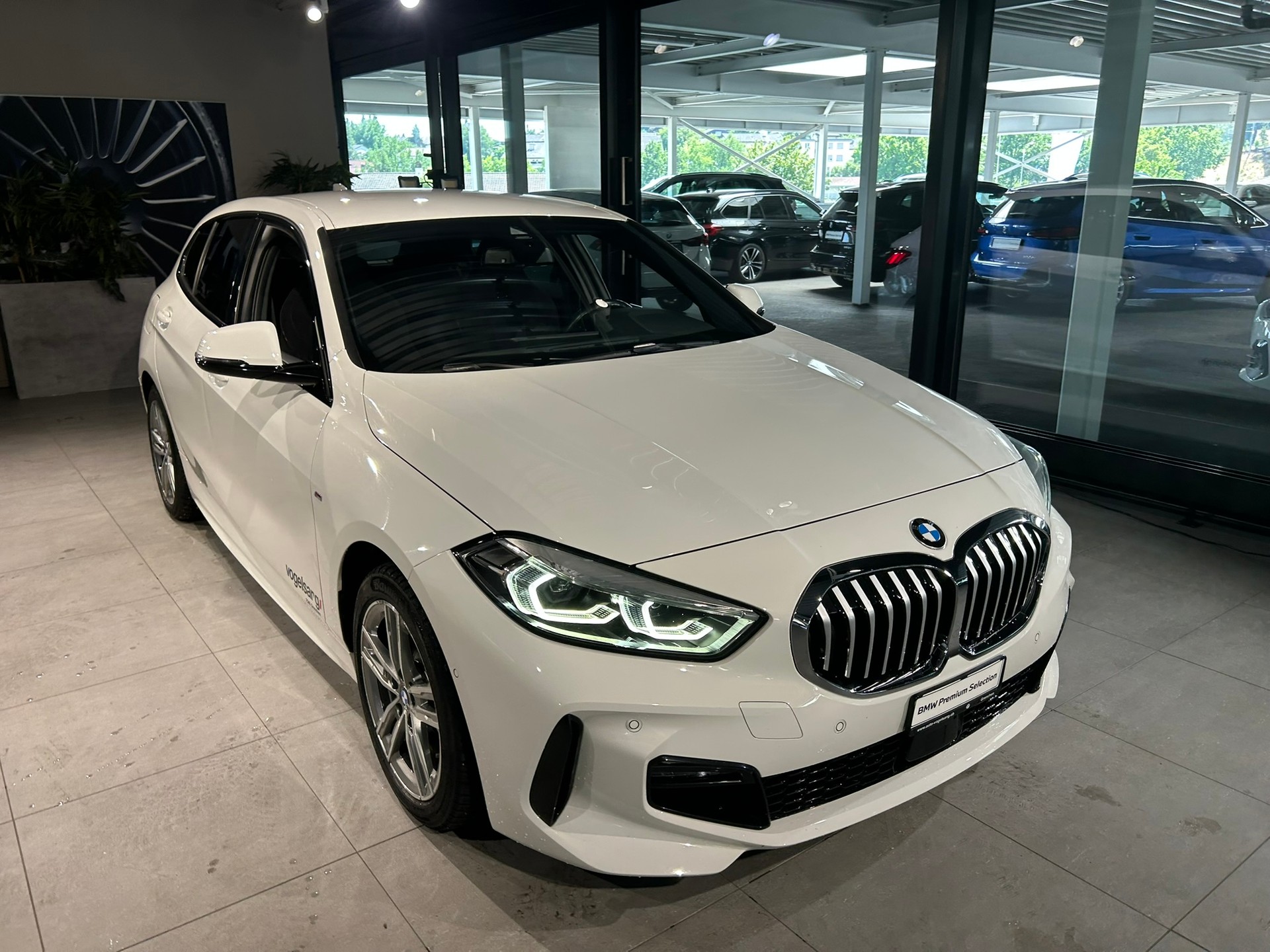 BMW 120i Pure M Sport Steptronic-image-2