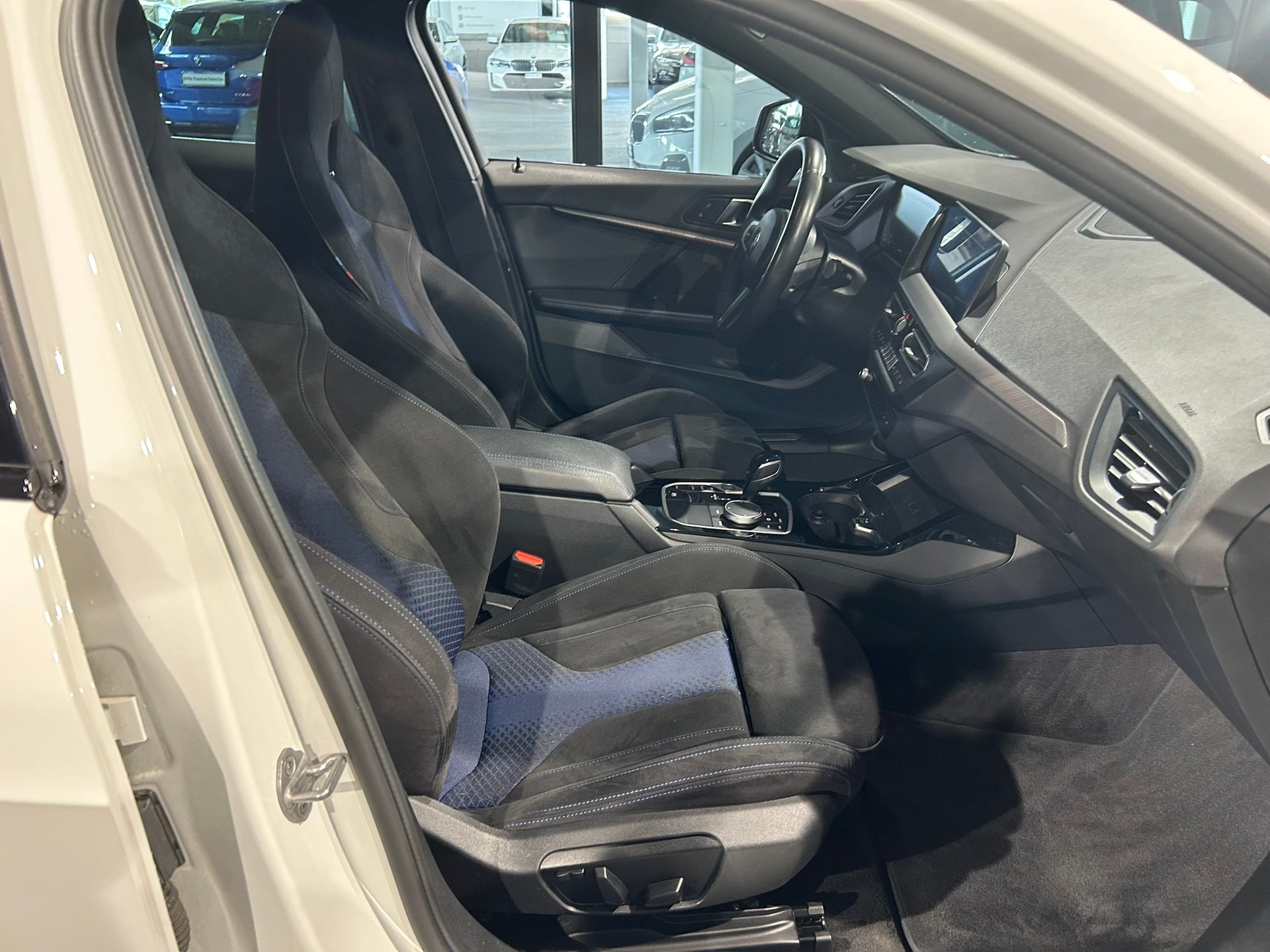 BMW 120i Pure M Sport Steptronic-image-31