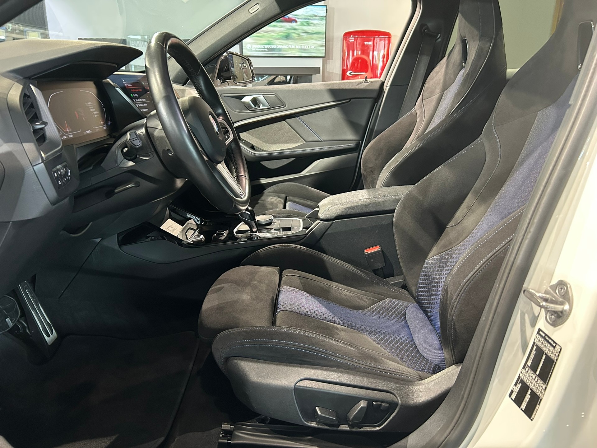BMW 120i Pure M Sport Steptronic-image-24