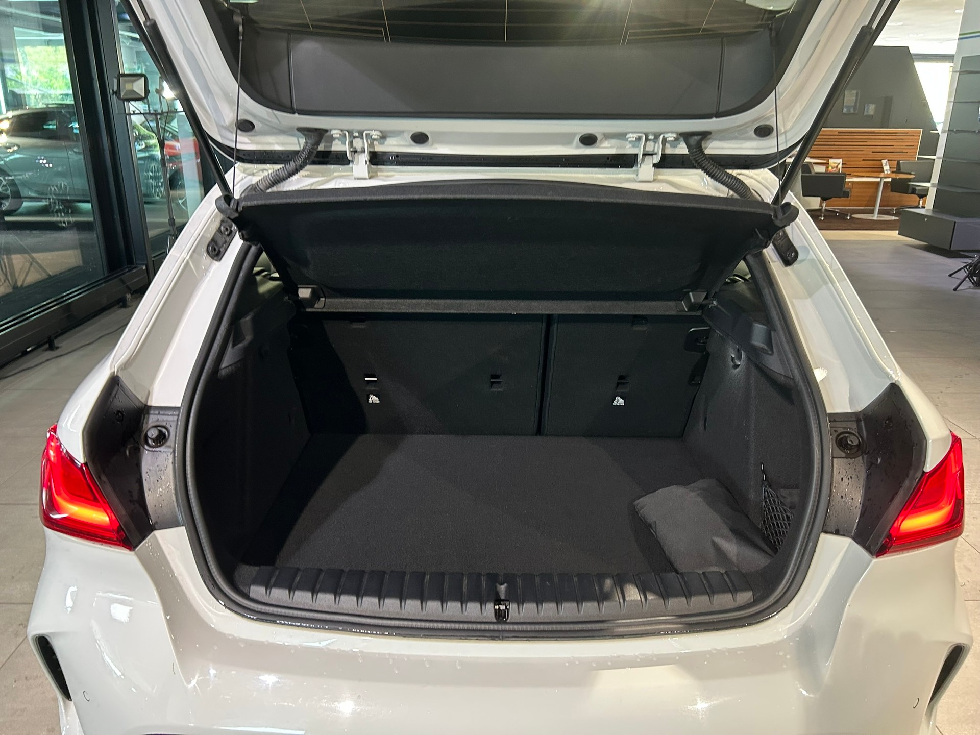 BMW 120i Pure M Sport Steptronic-image-13