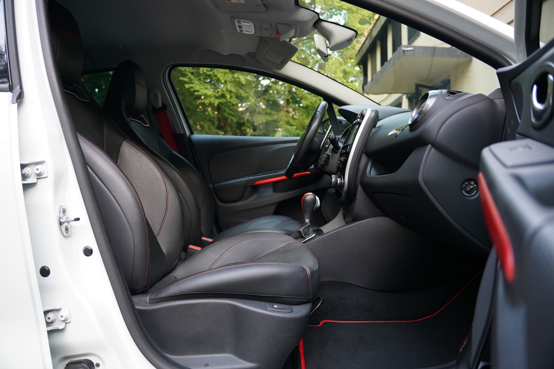 RENAULT Clio 1.6 T RS 220 Trophy EDC-image-16