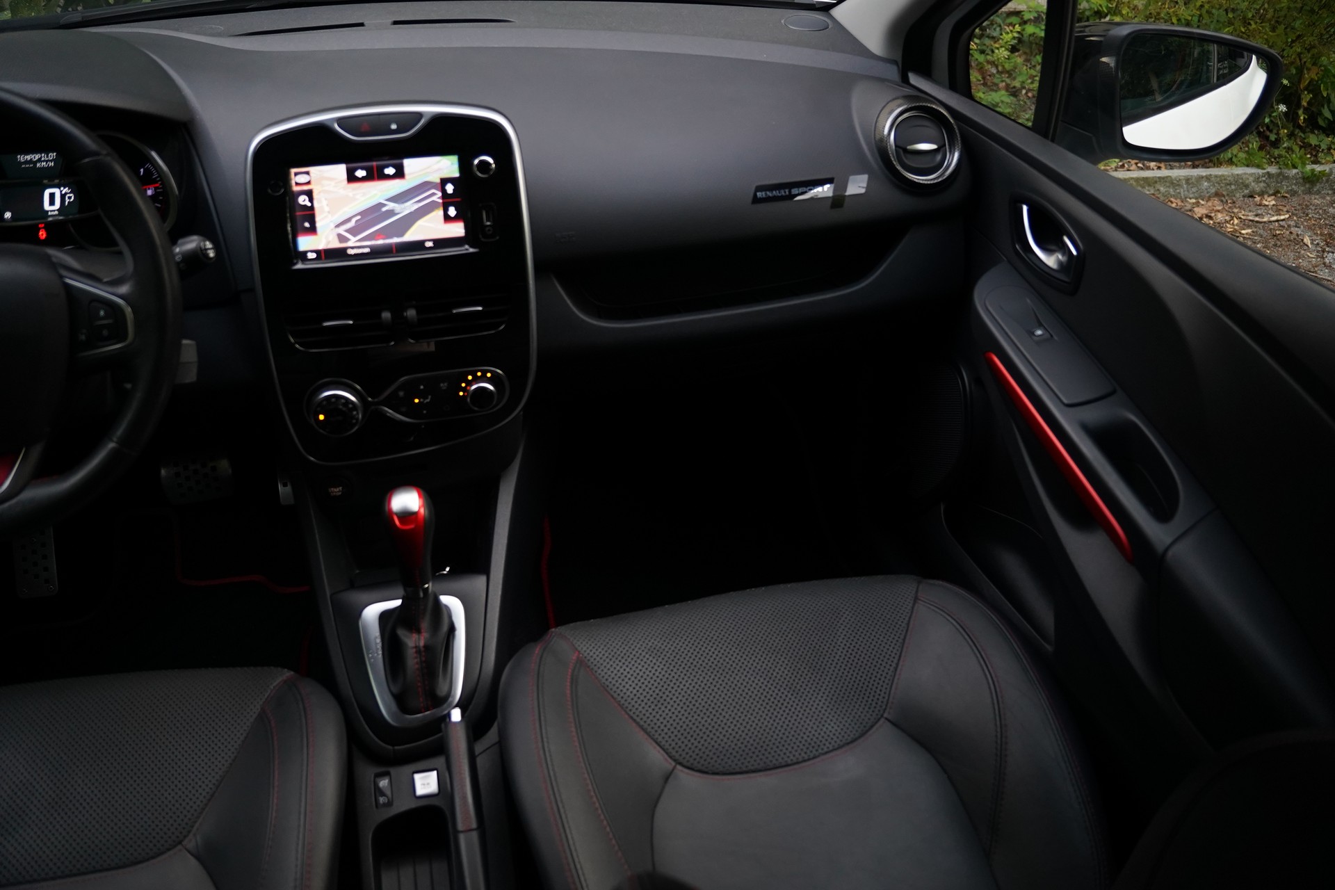 RENAULT Clio 1.6 T RS 220 Trophy EDC-image-23
