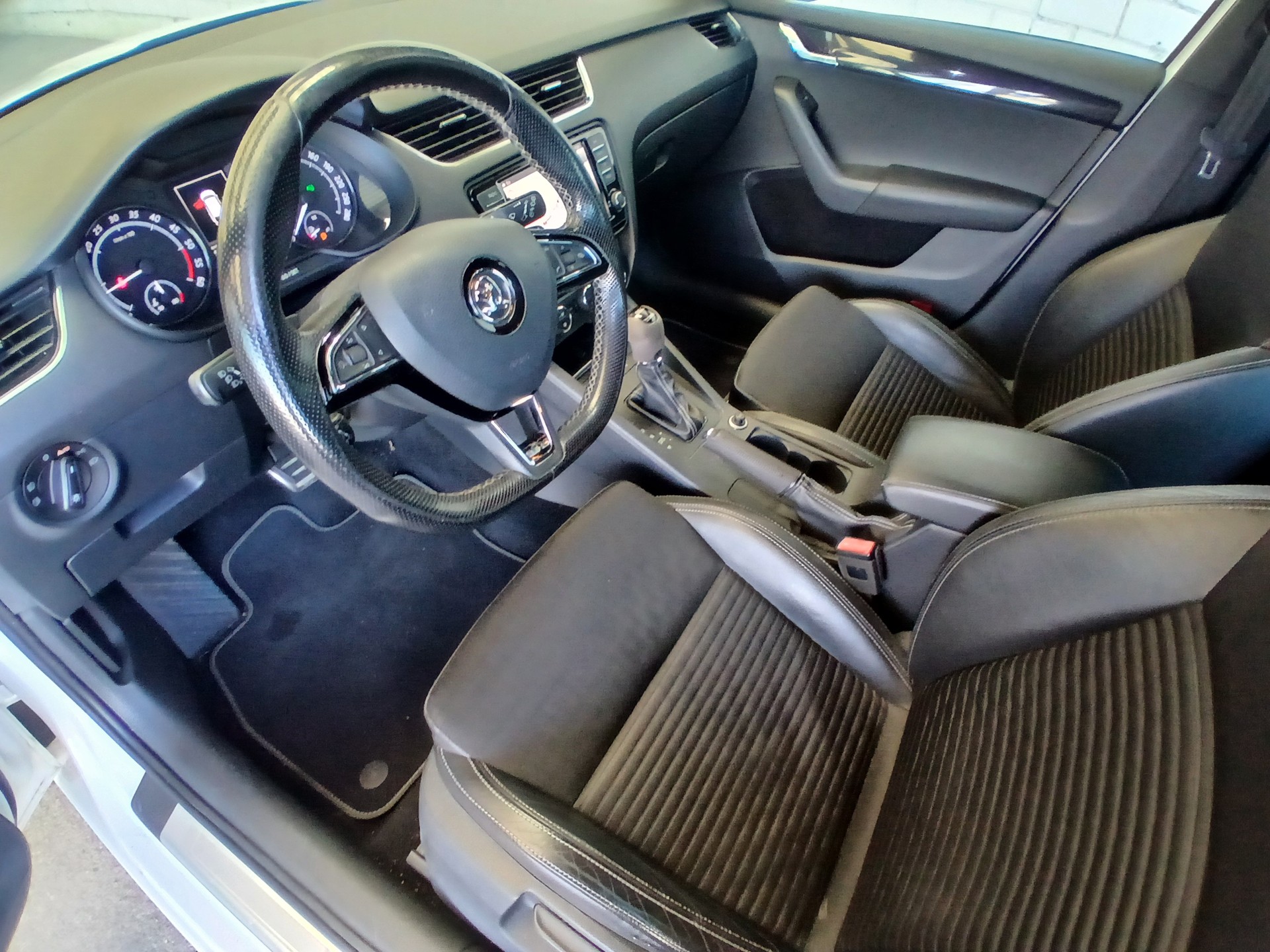 SKODA Octavia Combi 2.0 TDI RS DSG-image-8