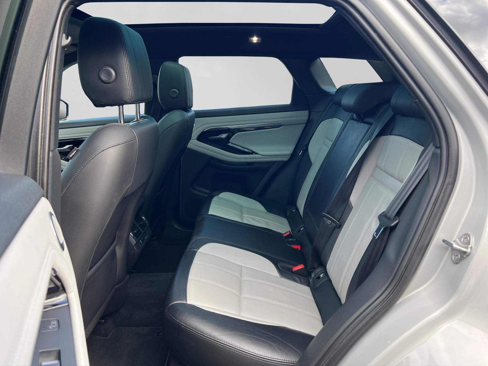 LAND ROVER Range Rover Evoque 2.0 T 250 First Edition-image-6
