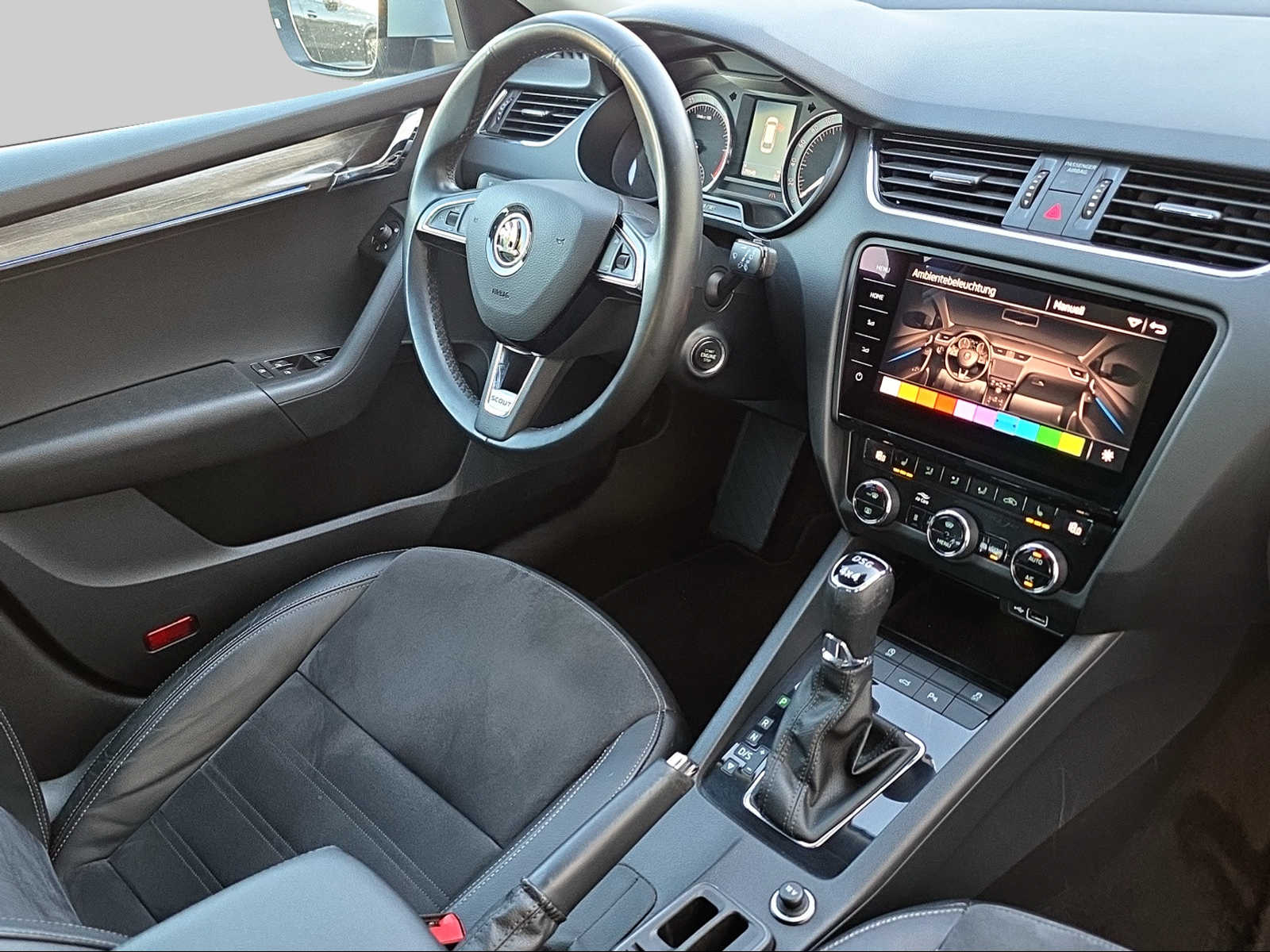 SKODA Octavia Combi 2.0 TDI Scout 4x4 DSG-image-11
