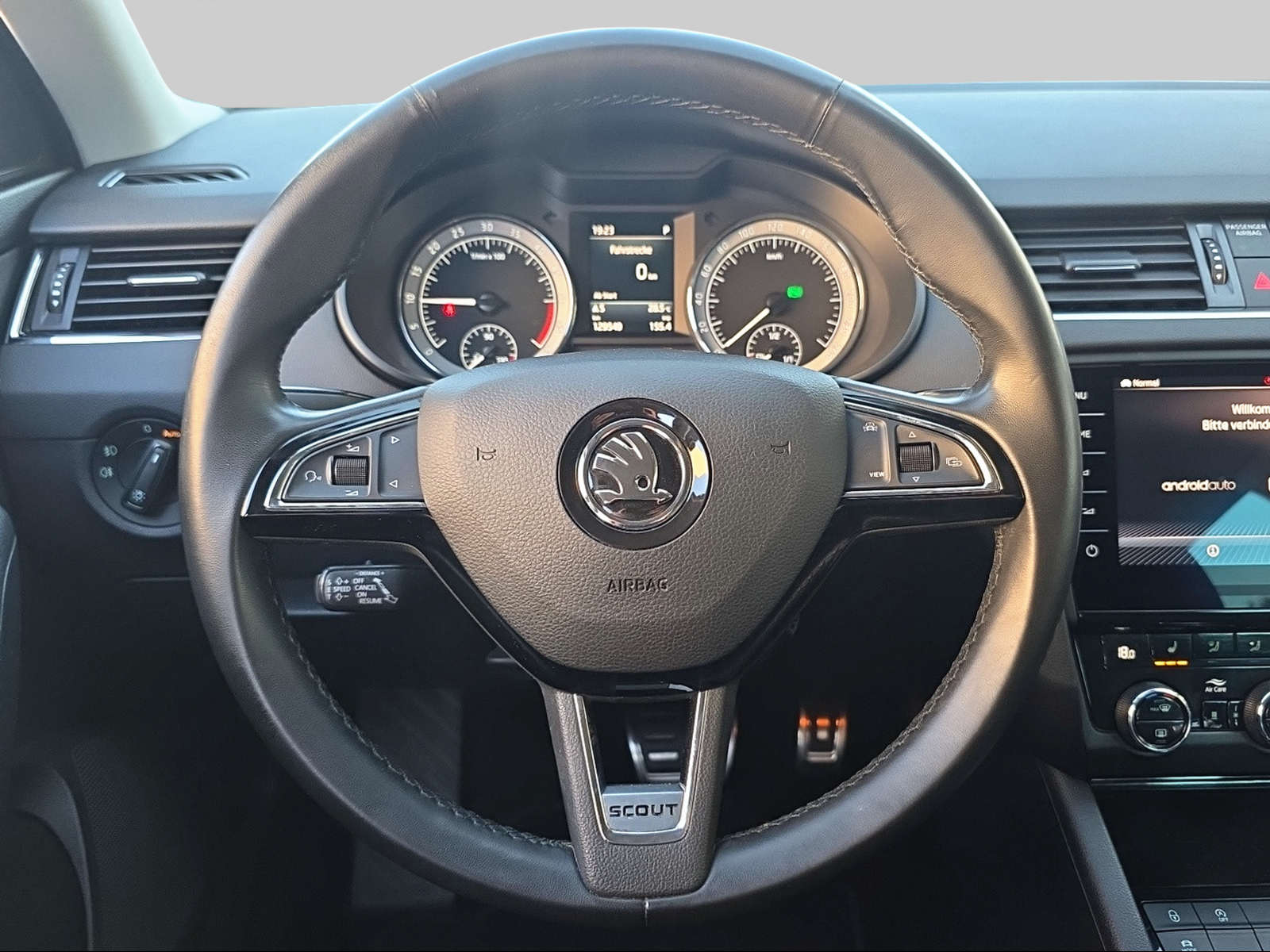 SKODA Octavia Combi 2.0 TDI Scout 4x4 DSG-image-9