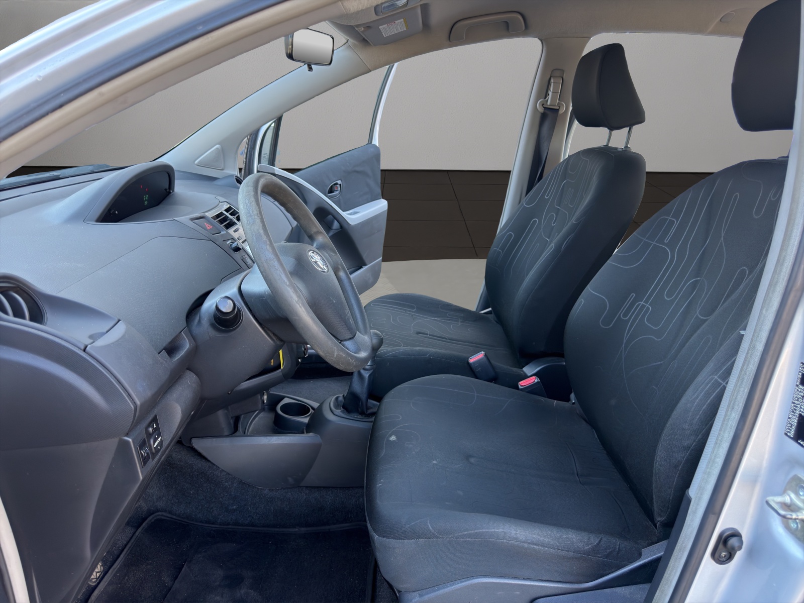 TOYOTA Yaris 1.0 Style-image-8
