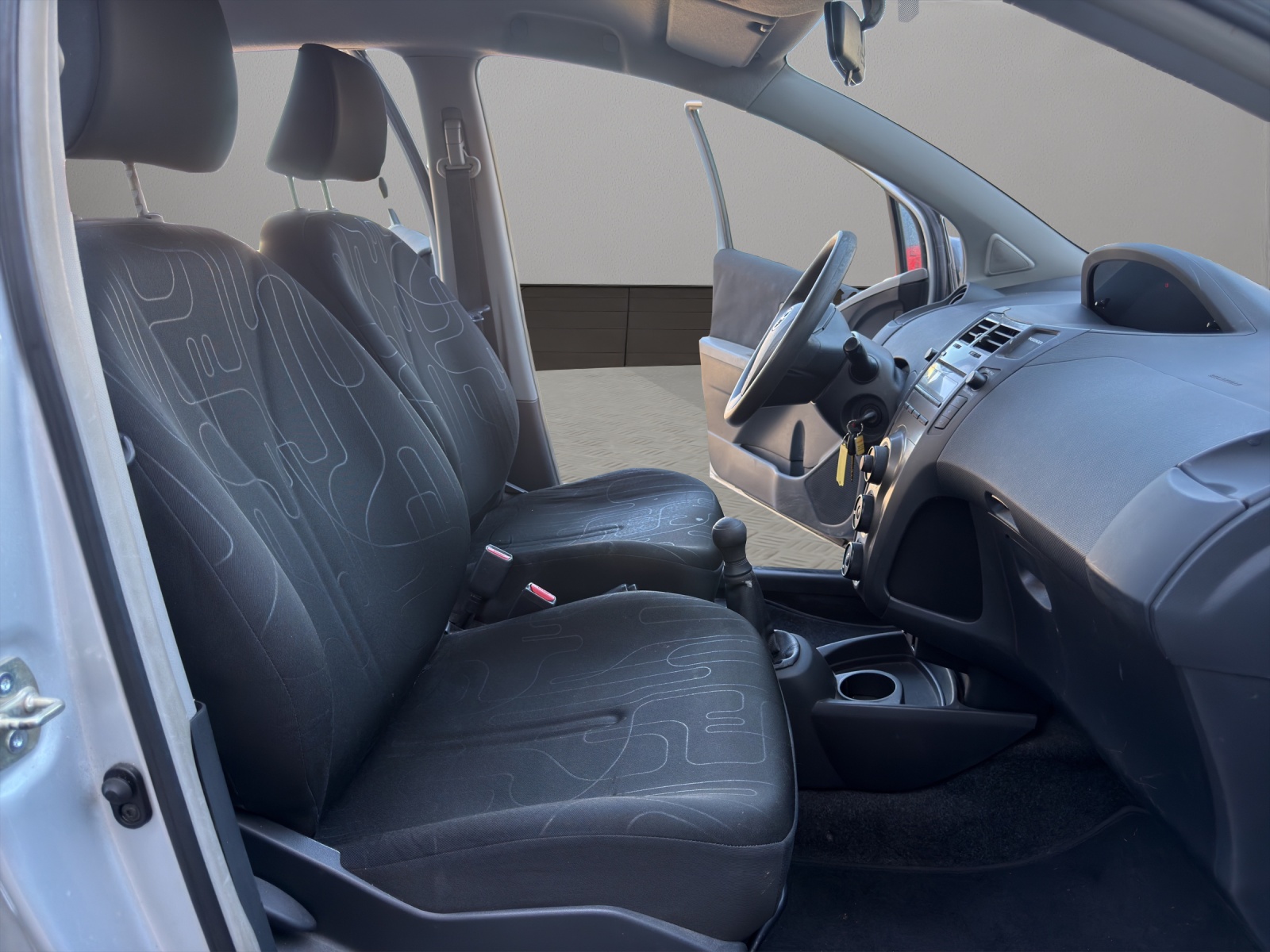 TOYOTA Yaris 1.0 Style-image-16
