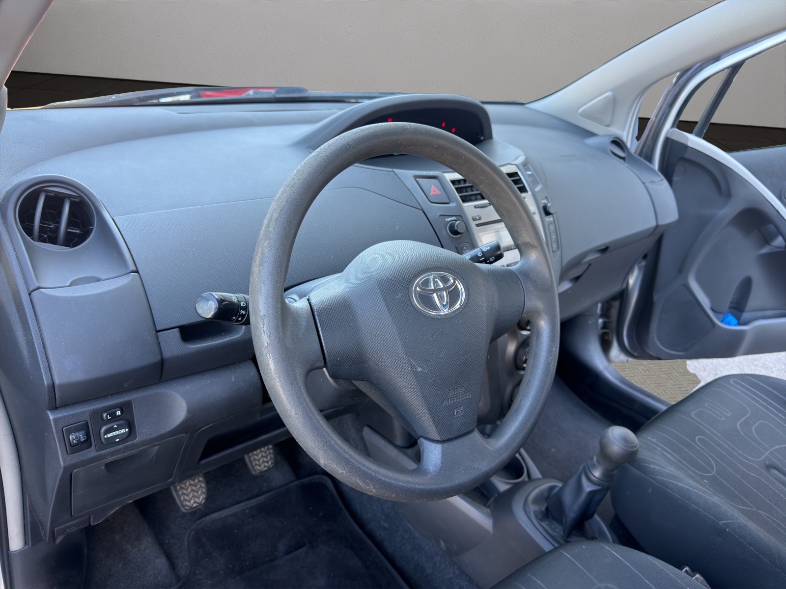 TOYOTA Yaris 1.0 Style-image-9