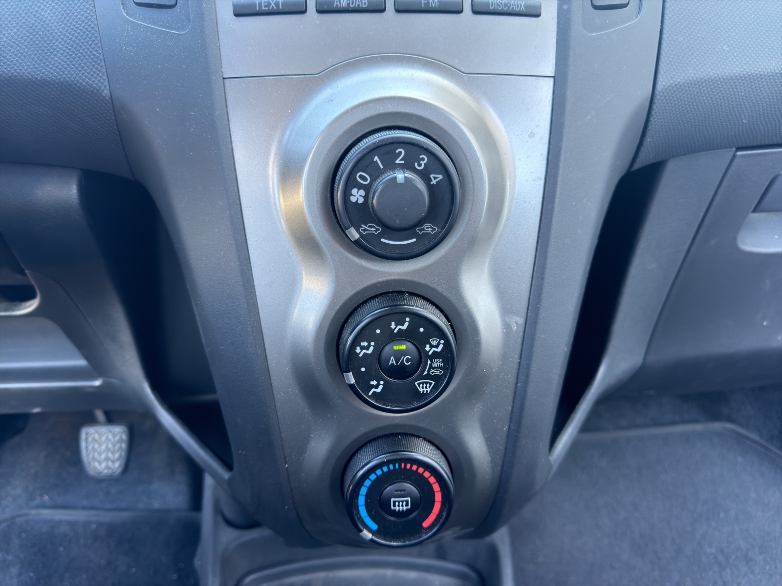 TOYOTA Yaris 1.0 Style-image-14