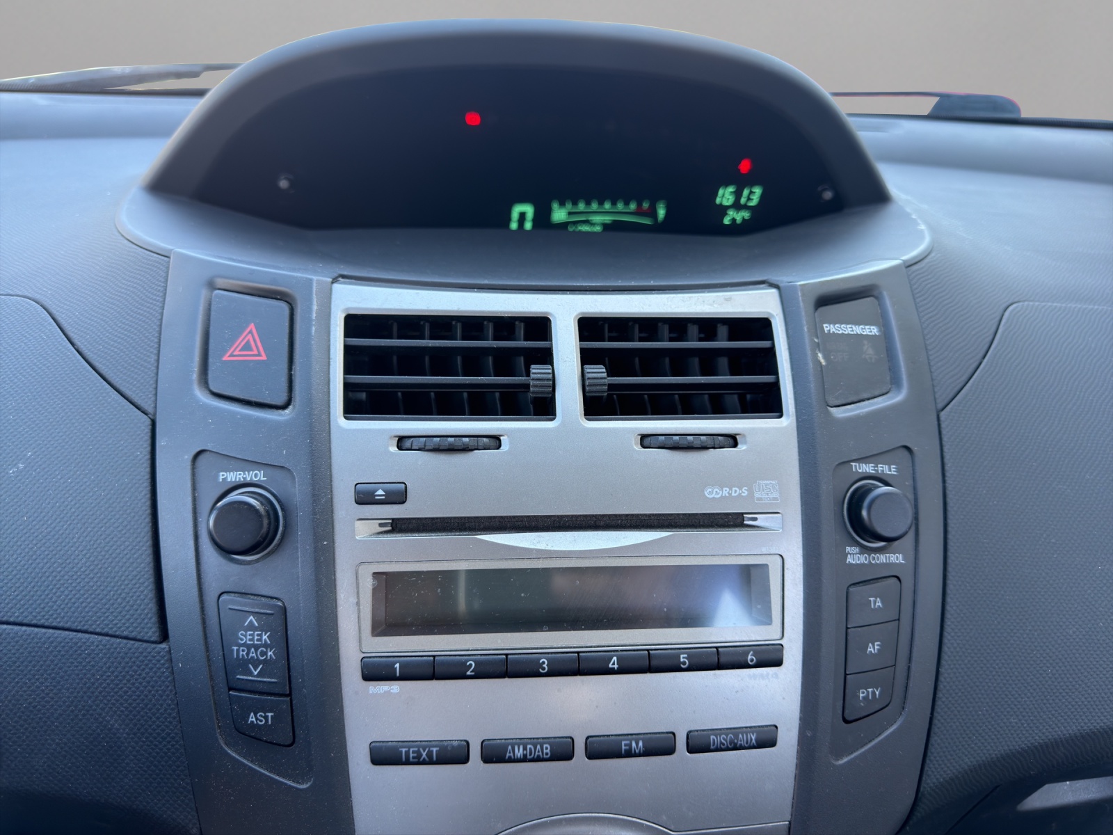 TOYOTA Yaris 1.0 Style-image-15