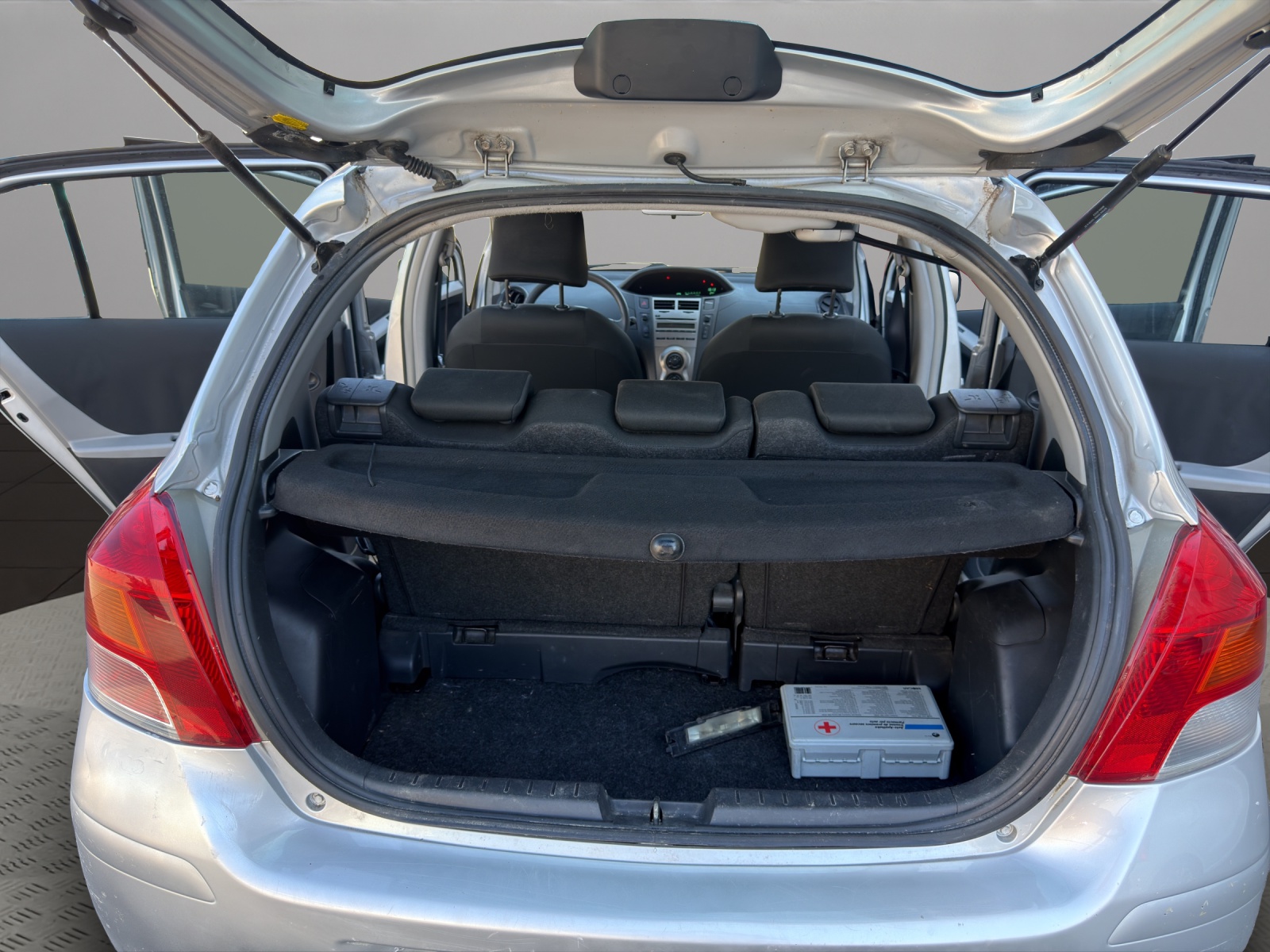 TOYOTA Yaris 1.0 Style-image-18