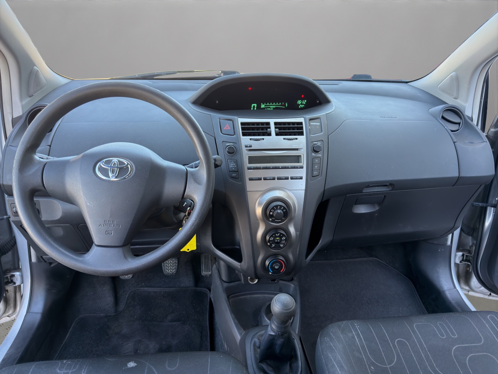 TOYOTA Yaris 1.0 Style-image-13