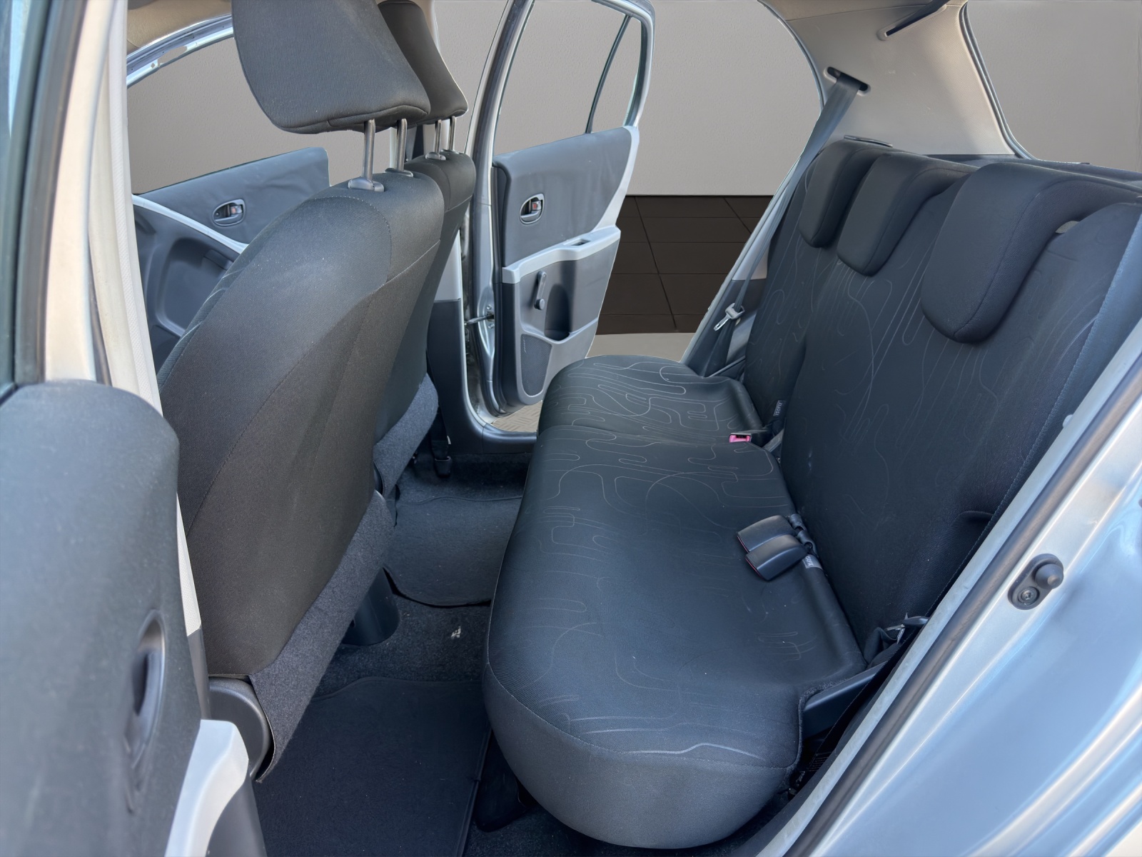 TOYOTA Yaris 1.0 Style-image-12