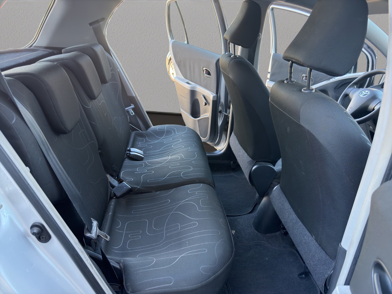 TOYOTA Yaris 1.0 Style-image-17
