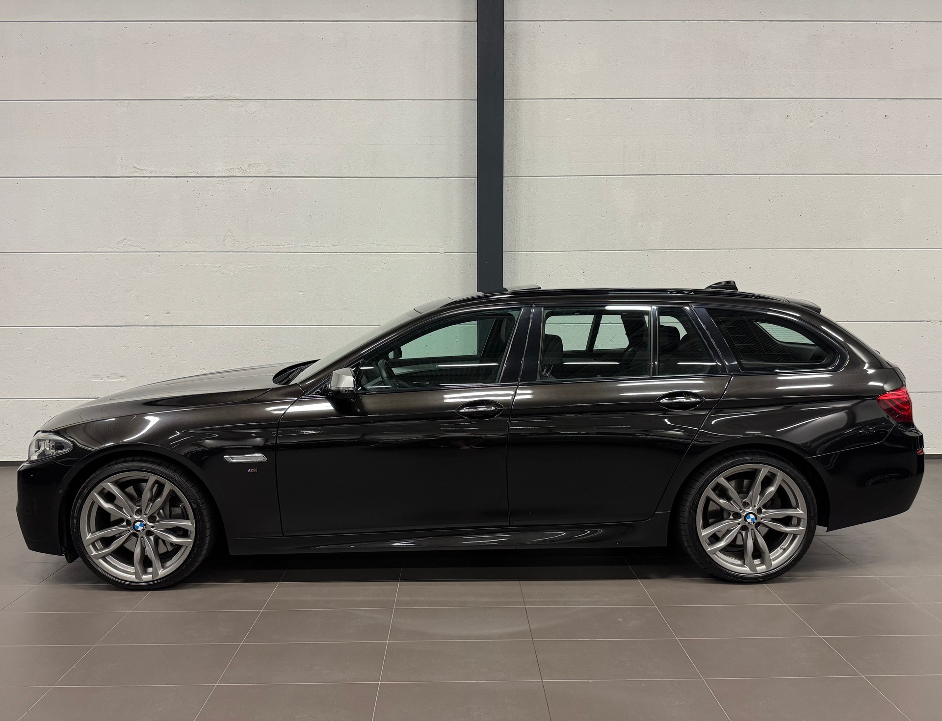 BMW M550d Touring xDrive Steptronic-image-9