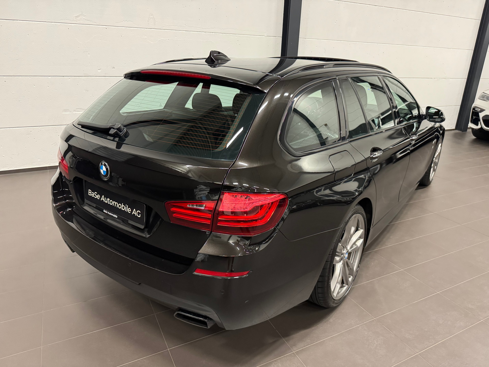 BMW M550d Touring xDrive Steptronic-image-13