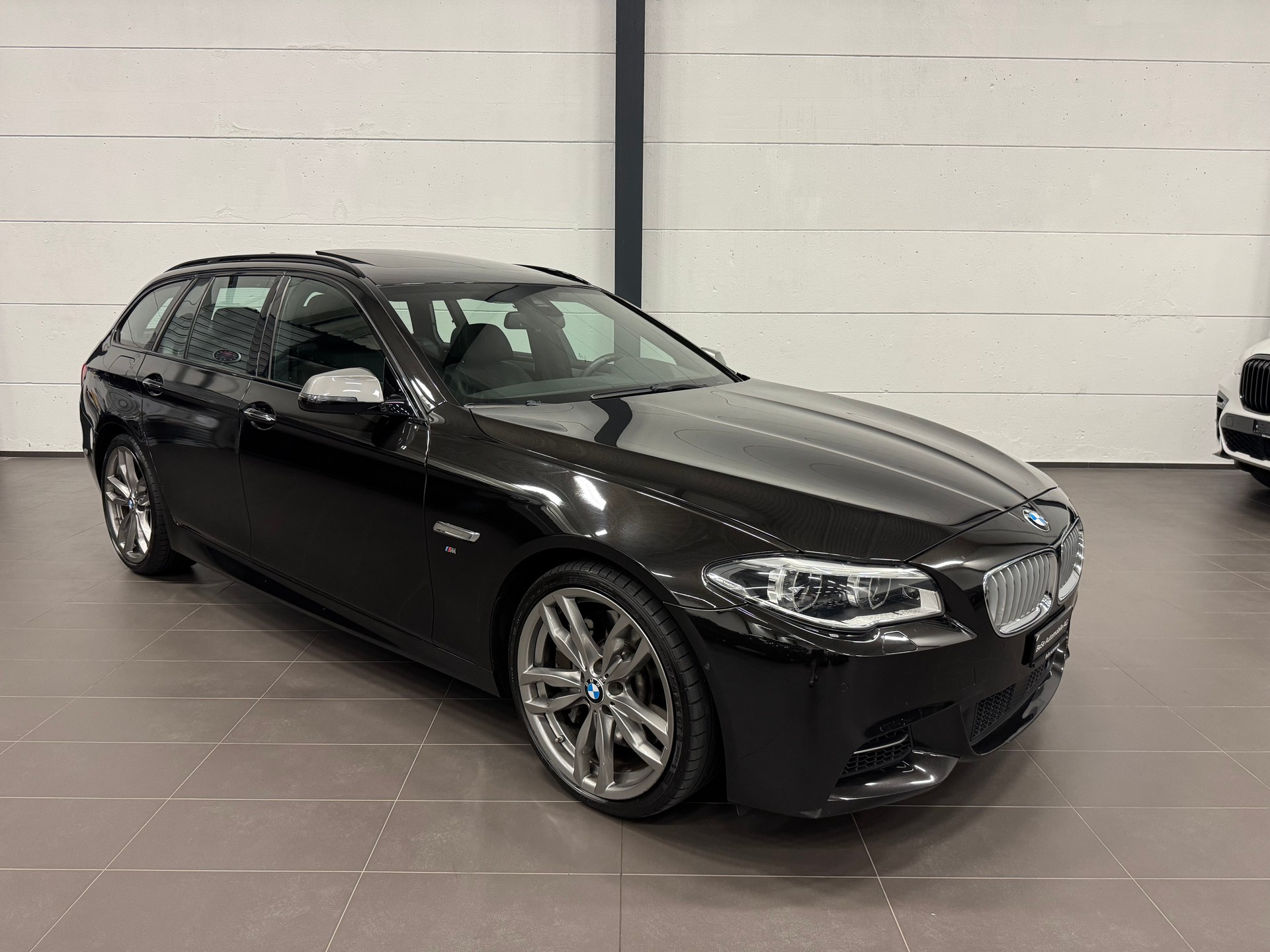 BMW M550d Touring xDrive Steptronic-image-3