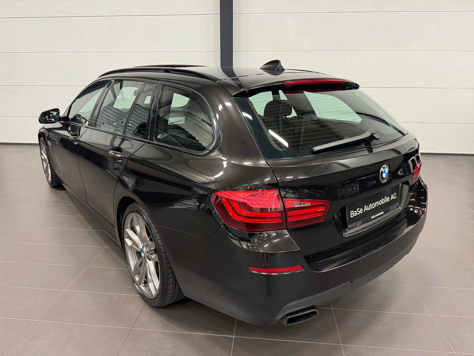 BMW M550d Touring xDrive Steptronic-image-12