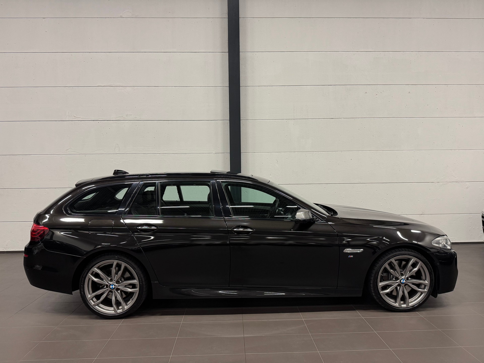 BMW M550d Touring xDrive Steptronic-image-8