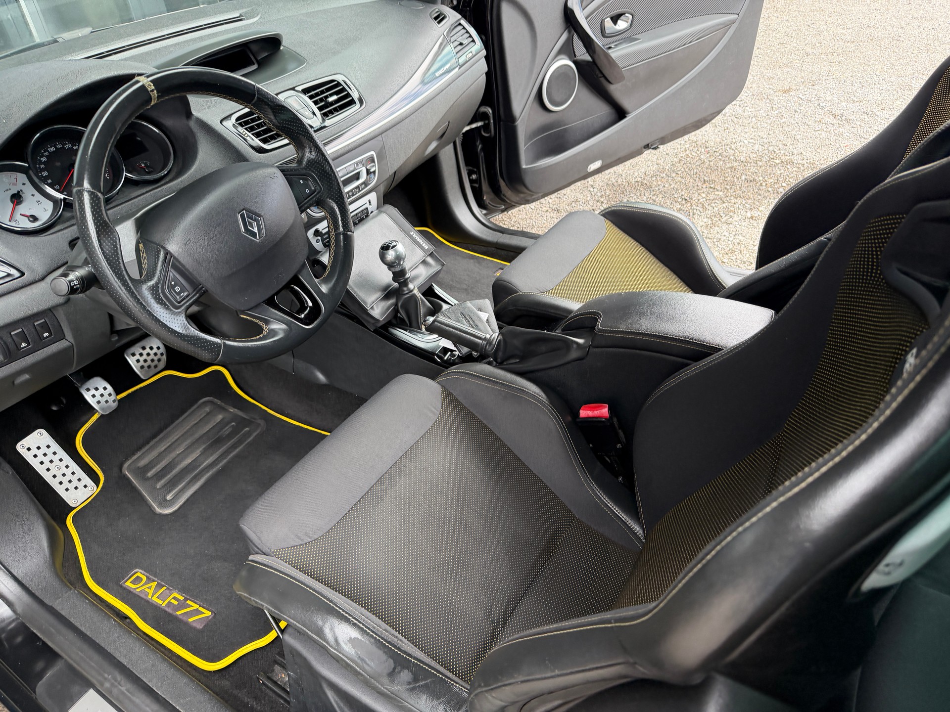 RENAULT Mégane Coupé 2.0 16V Turbo Red Bull Racing-image-11