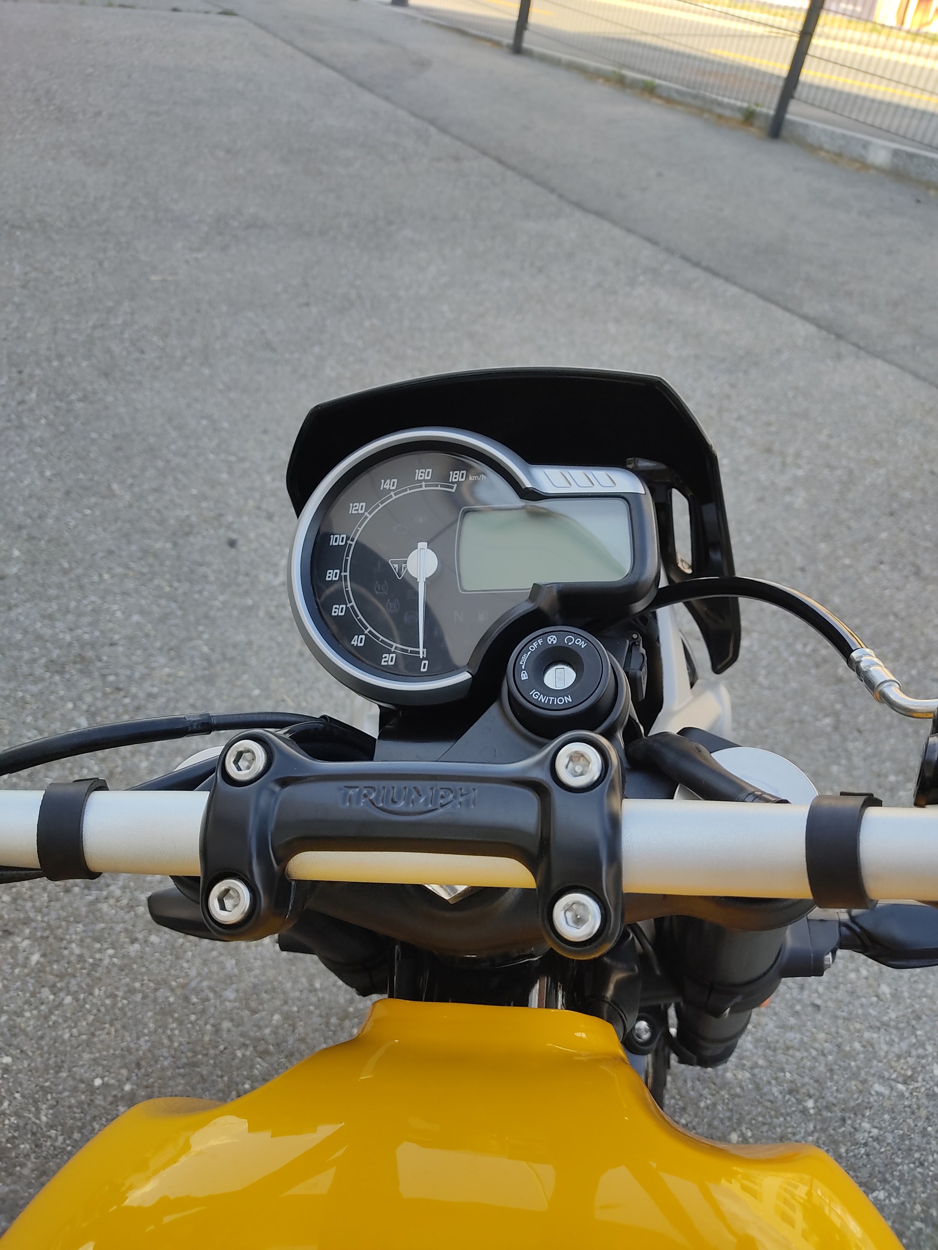 TRIUMPH TRACKER-image-7