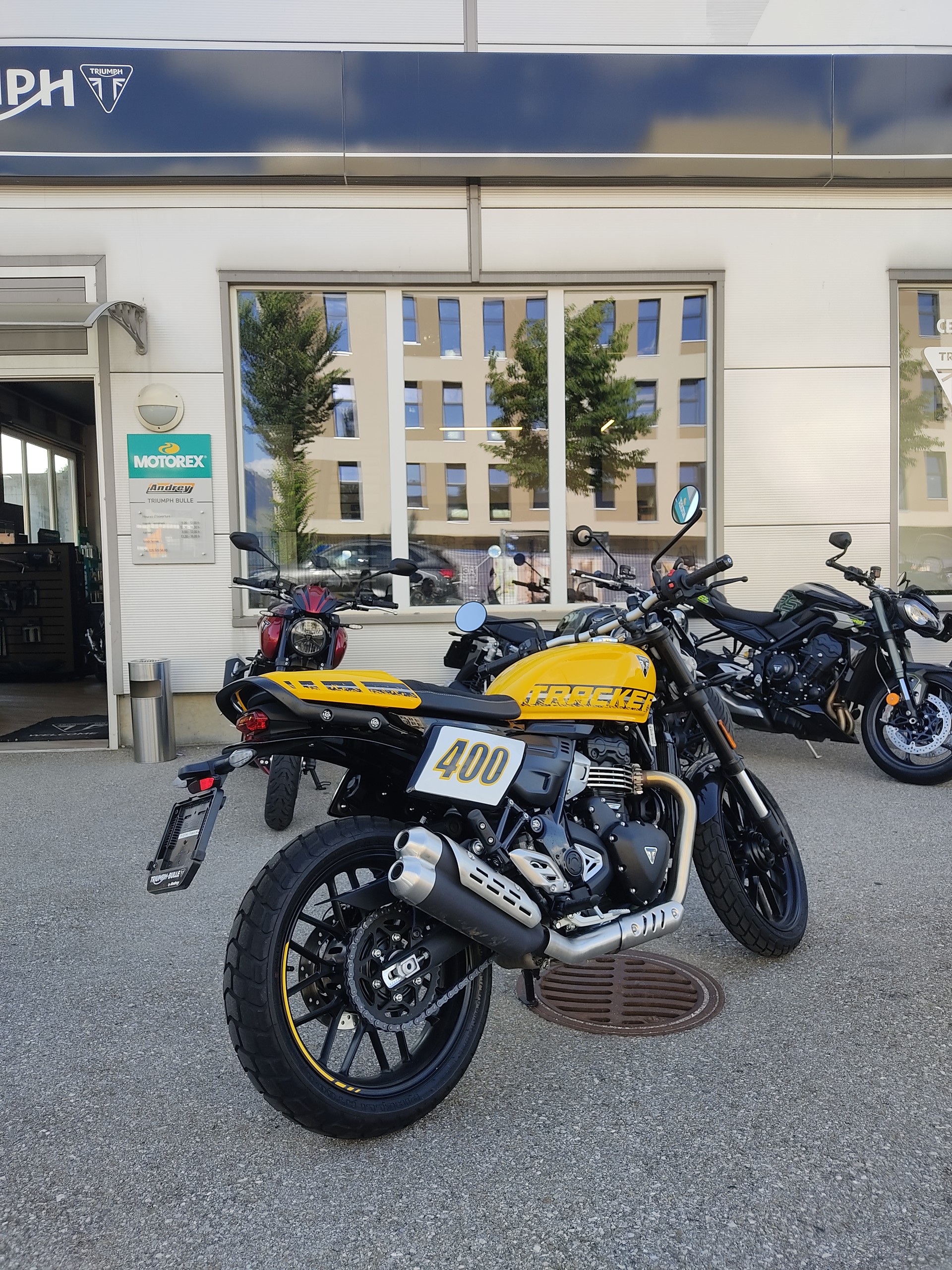 TRIUMPH TRACKER-showroom-element-2