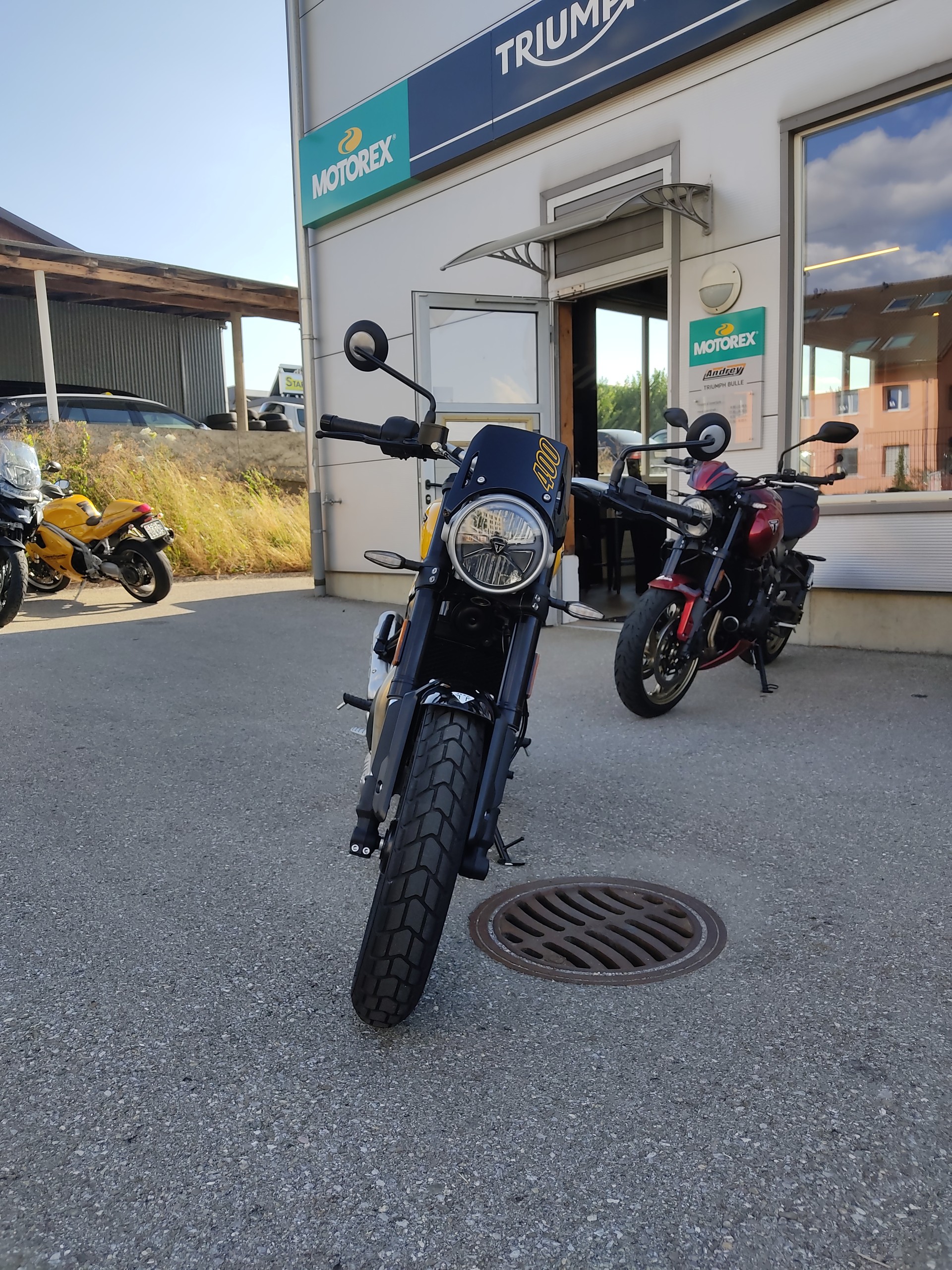 TRIUMPH TRACKER-showroom-element-3