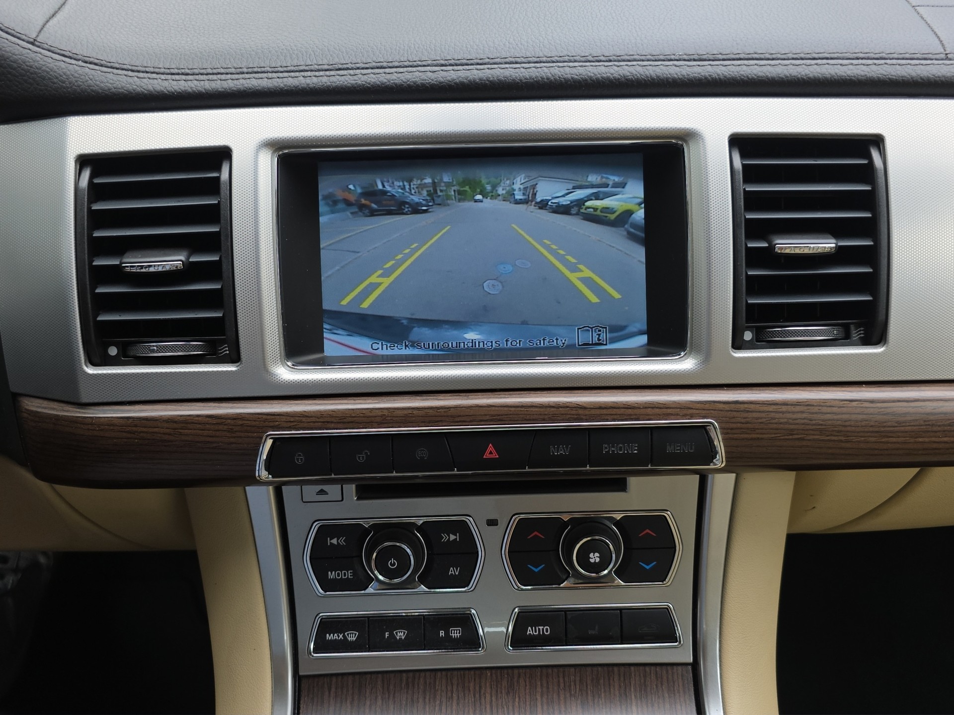 JAGUAR XF 3.0 V6 S/C Luxury 4x4-image-13