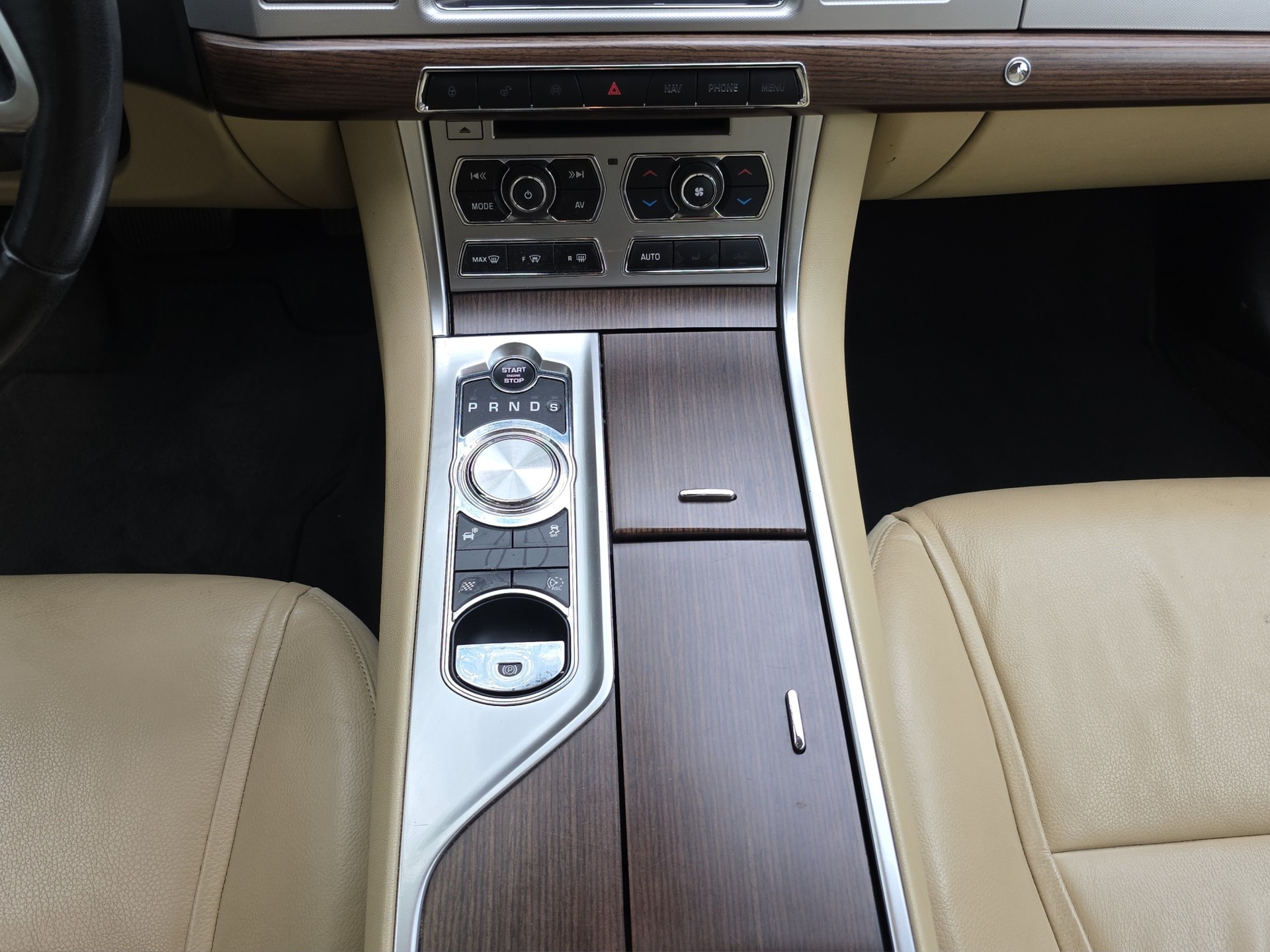 JAGUAR XF 3.0 V6 S/C Luxury 4x4-image-12
