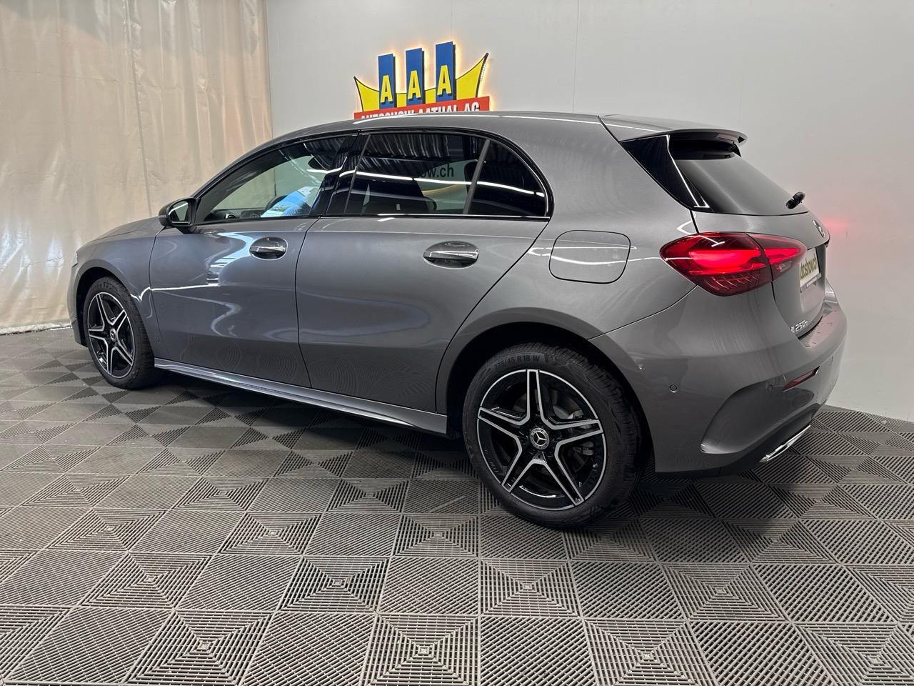 MERCEDES-BENZ A 250 e DCT AMG-image-1