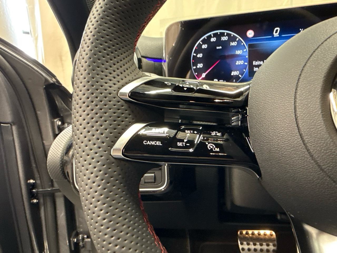 MERCEDES-BENZ A 250 e DCT AMG-image-7