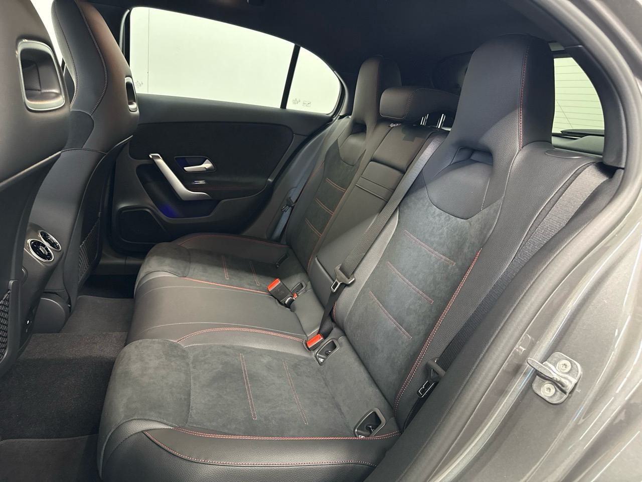 MERCEDES-BENZ A 250 e DCT AMG-image-9