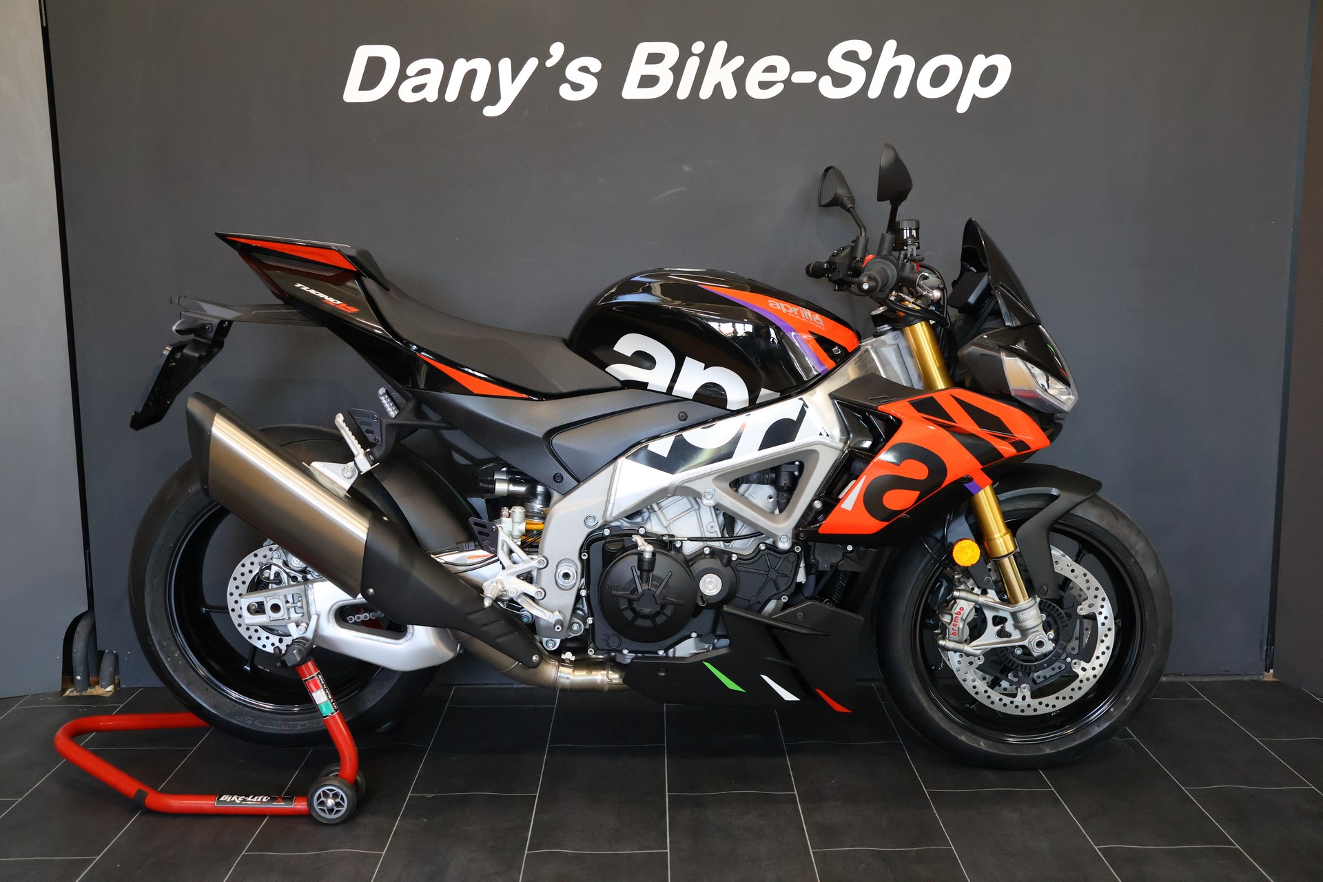 APRILIA Tuono V4 1100 Factory-showroom-element-3