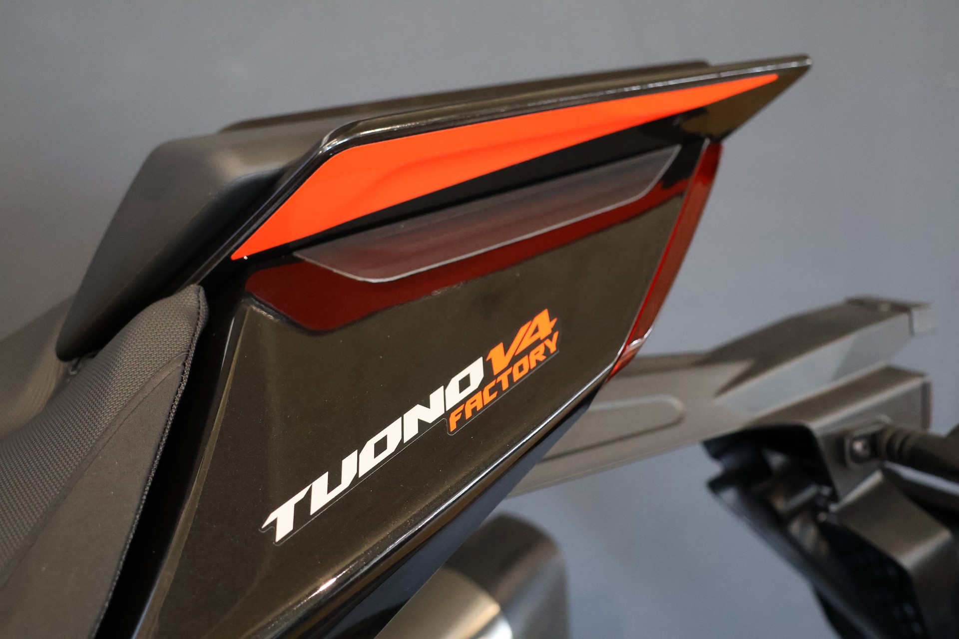 APRILIA Tuono V4 1100 Factory-image-9