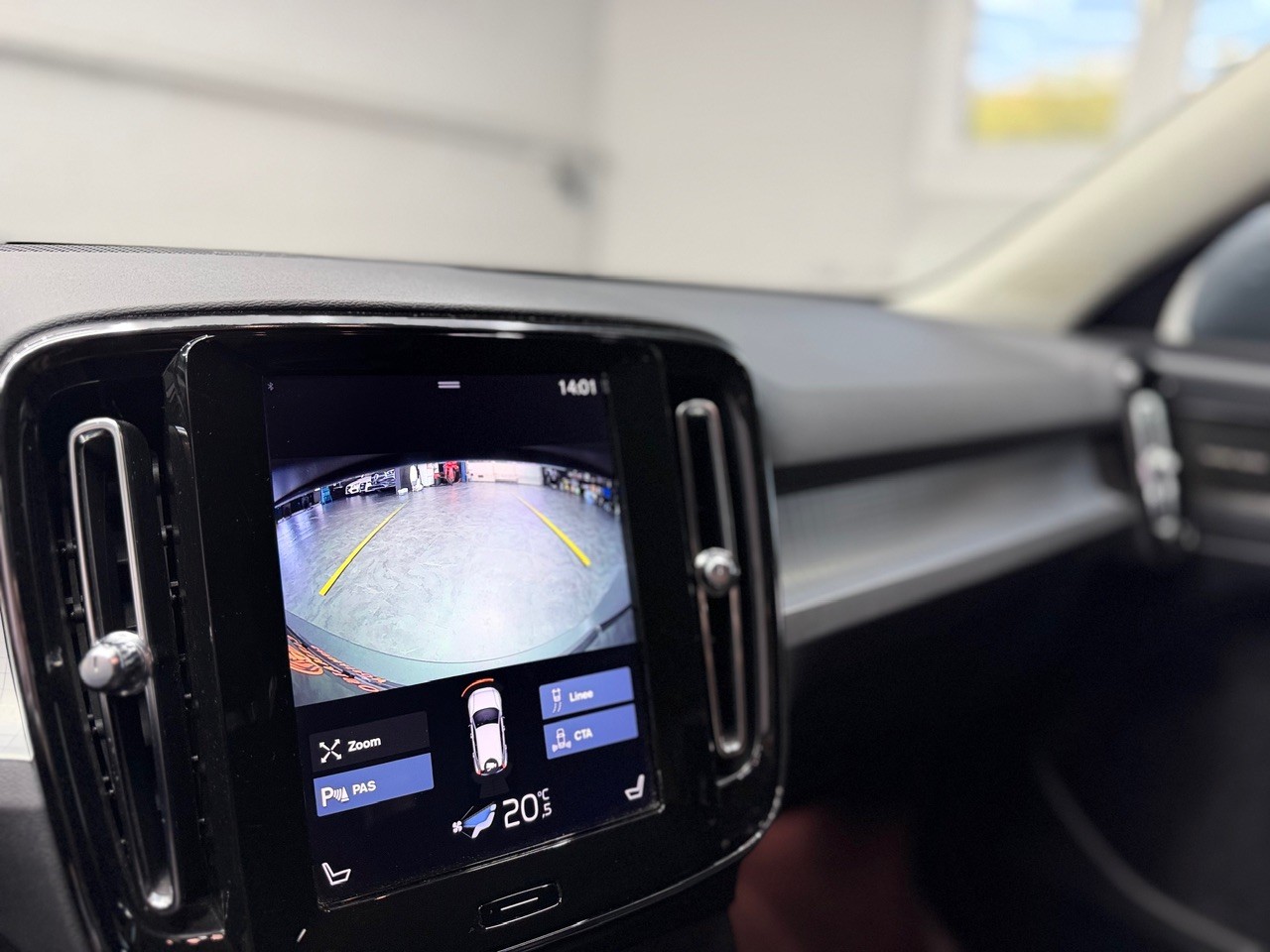 VOLVO XC40 T4 AWD Momentum Geartronic | CH-Auto | 1.Hand | ACC | Gratis Service-image-25