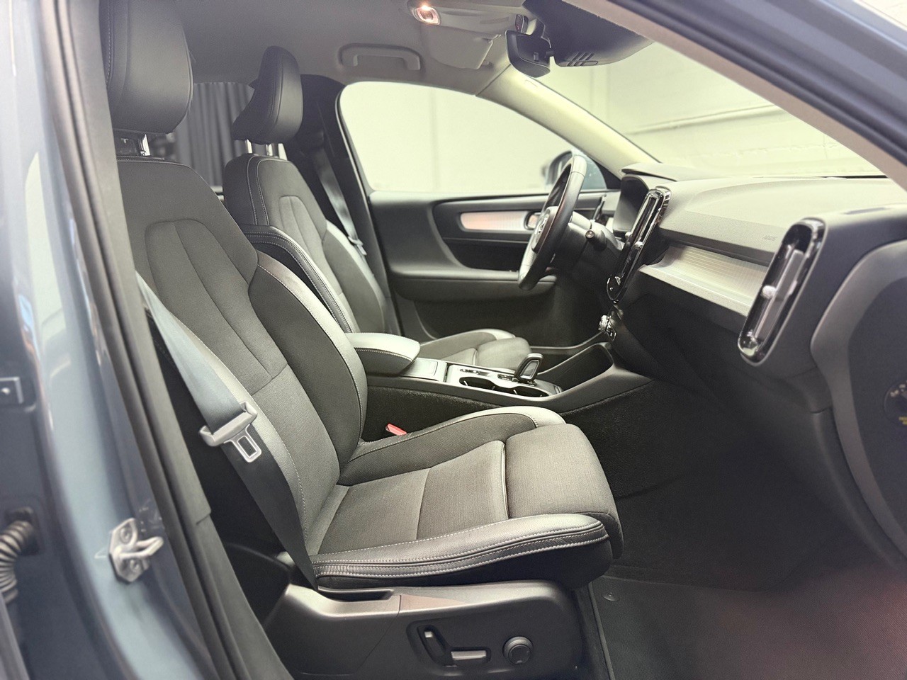 VOLVO XC40 T4 AWD Momentum Geartronic | CH-Auto | 1.Hand | ACC | Gratis Service-image-24