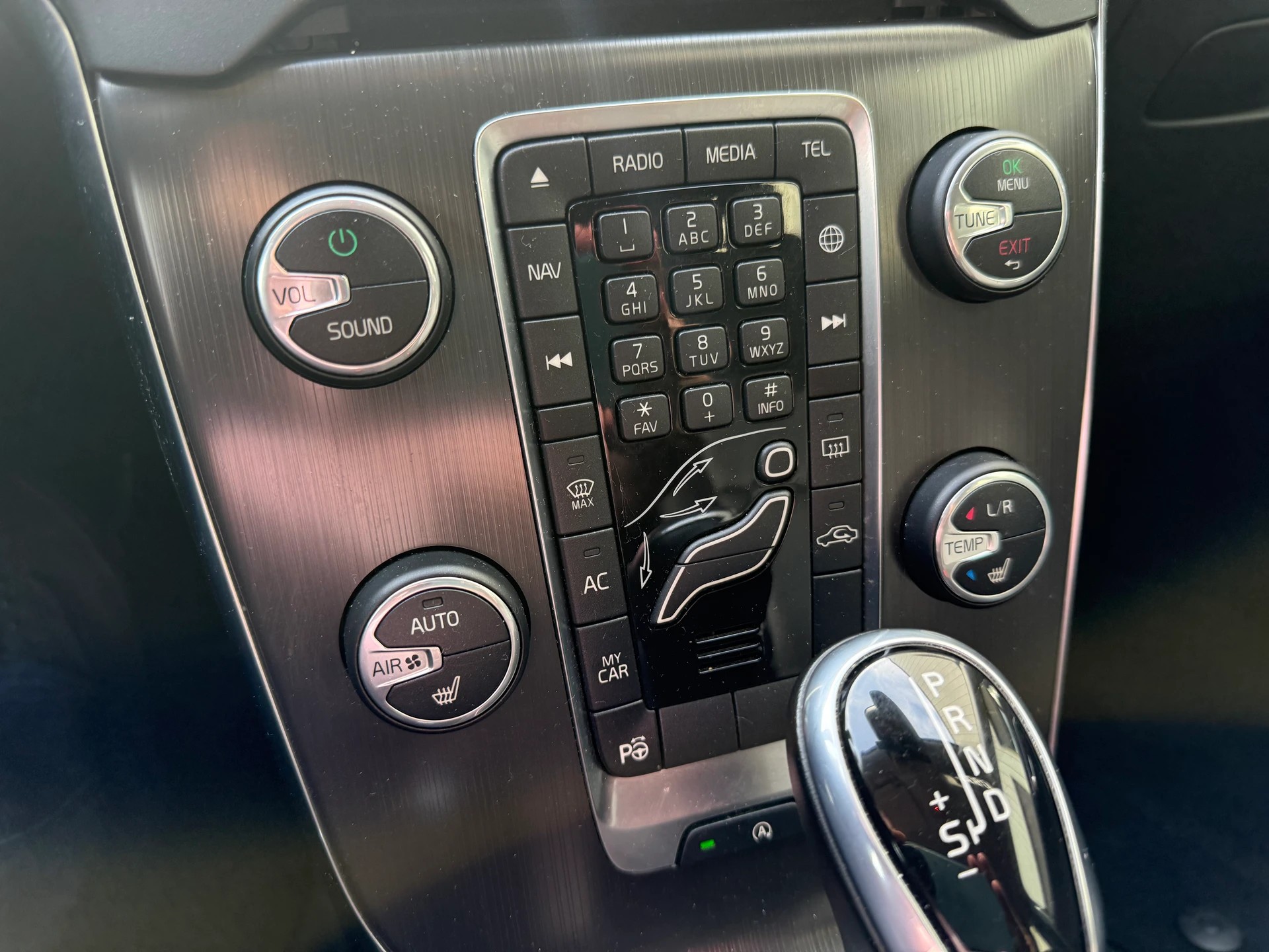 VOLVO V40 D3 Summum Geartronic-image-9