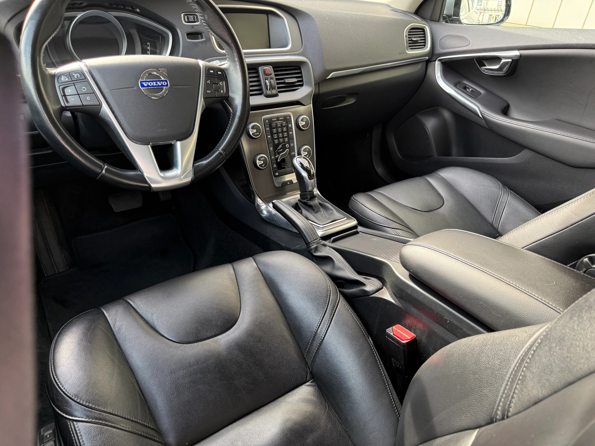 VOLVO V40 D3 Summum Geartronic-image-5