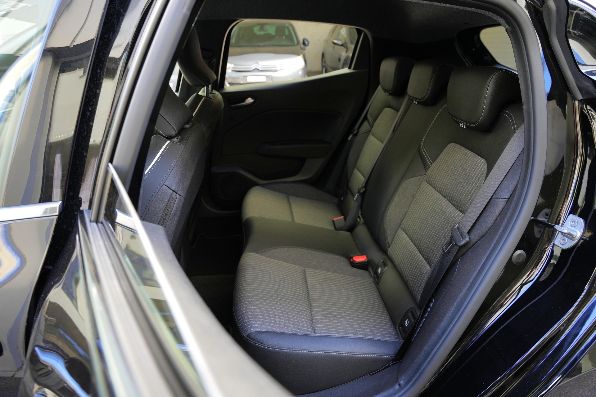 MITSUBISHI Colt 1.6 HEV Instyle-image-6